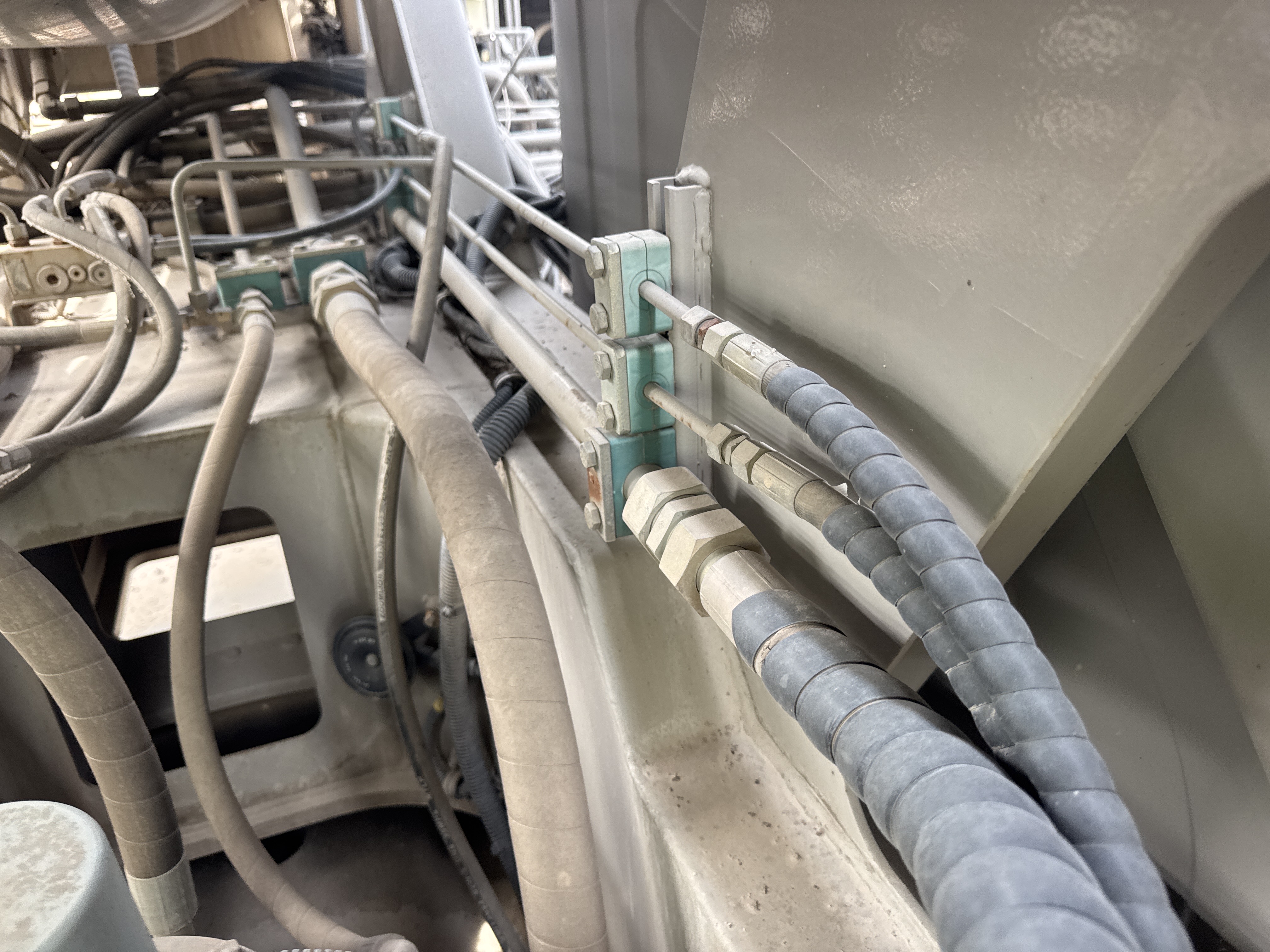 TRC-004-Zoomlion-ZTC-800V-Truck-cranes-inspection-Hydraulics-Hydraulic-hoses-and-lines-1