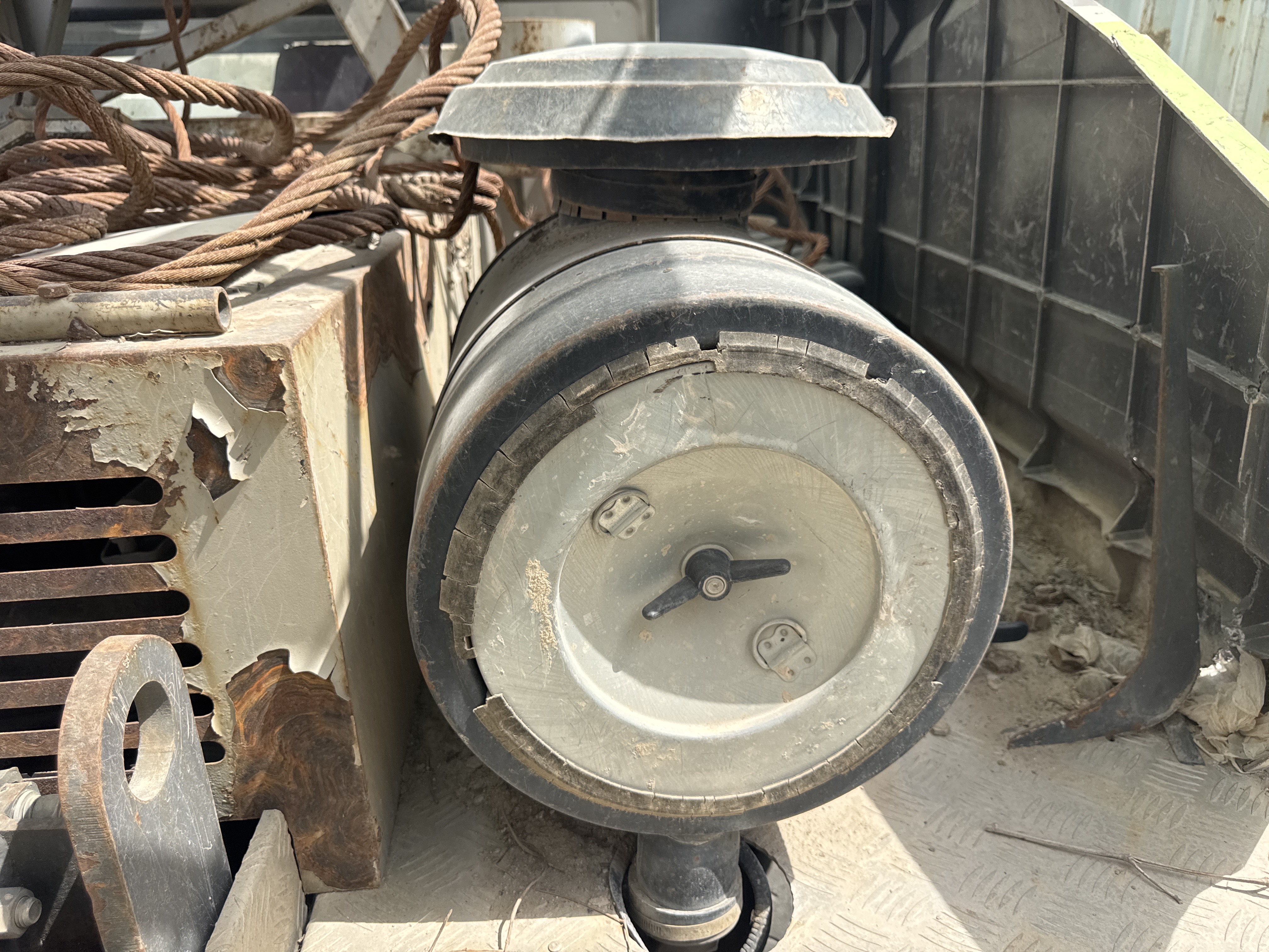 TRC-004-Zoomlion-ZTC-800V-Truck-cranes-inspection-Engine-Air-intake-system-1