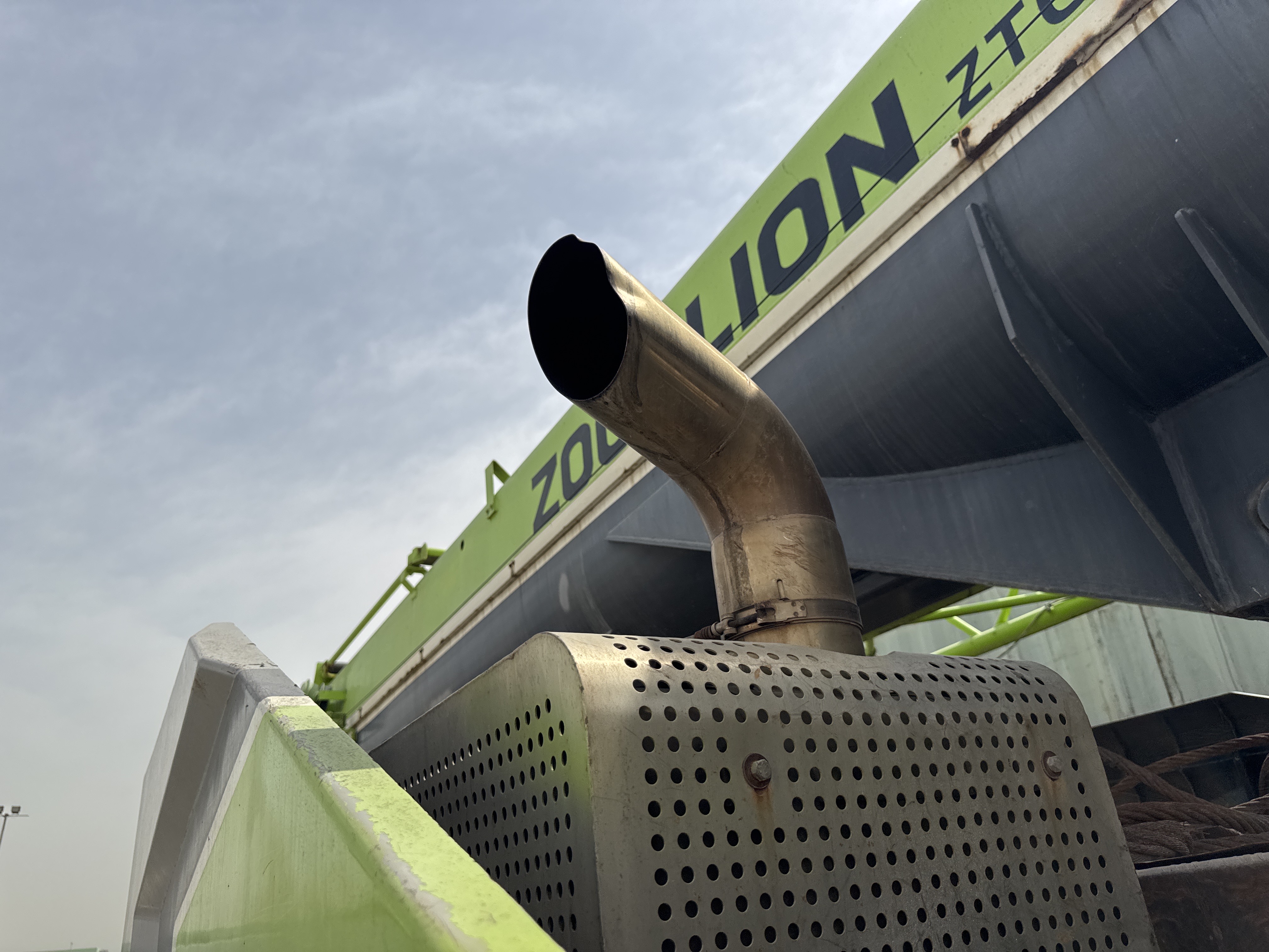 TRC-004-Zoomlion-ZTC-800V-Truck-cranes-inspection-Engine-Exhaust-system-1