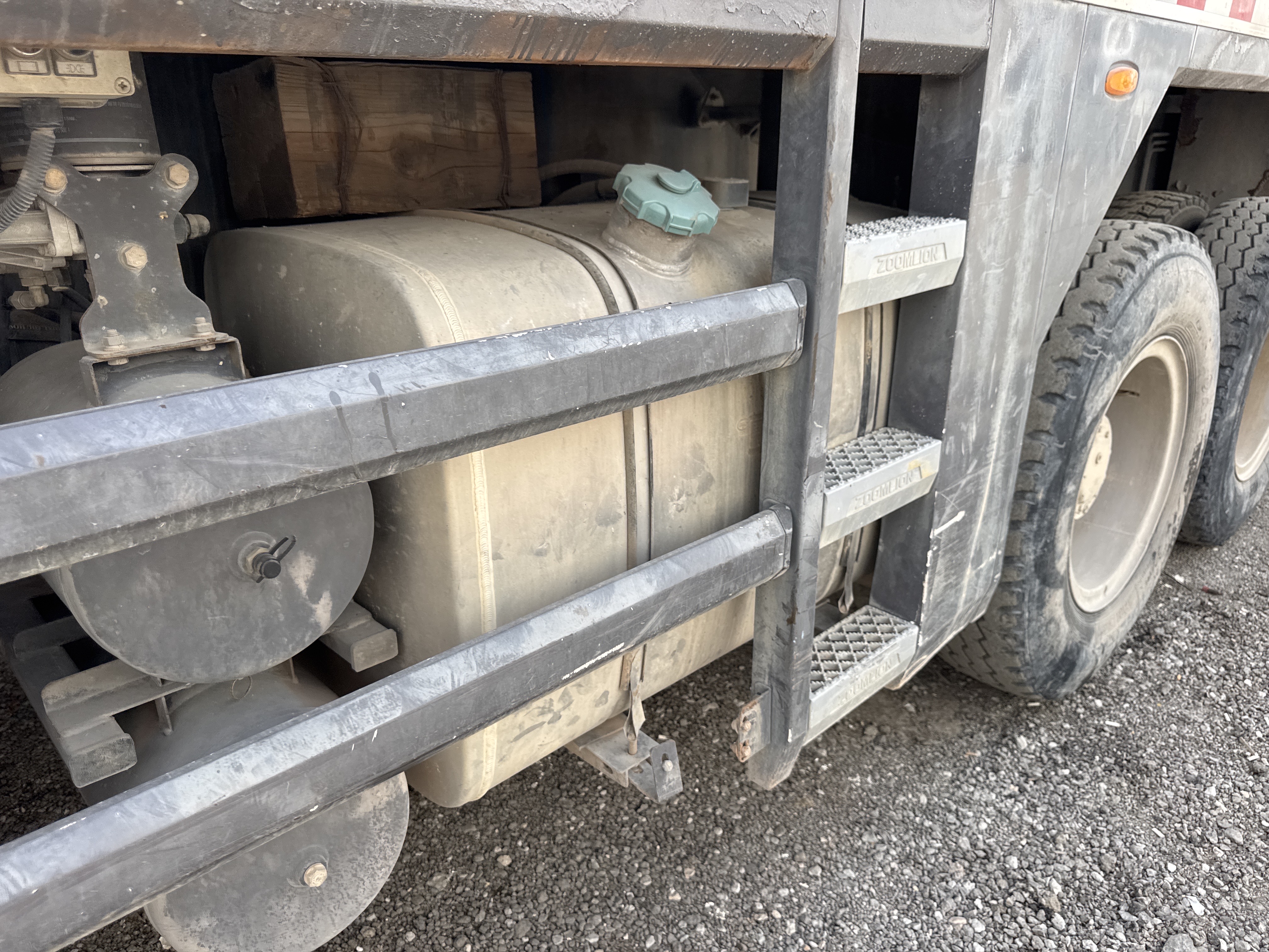 TRC-004-Zoomlion-ZTC-800V-Truck-cranes-inspection-Engine-Fuel-tank-1
