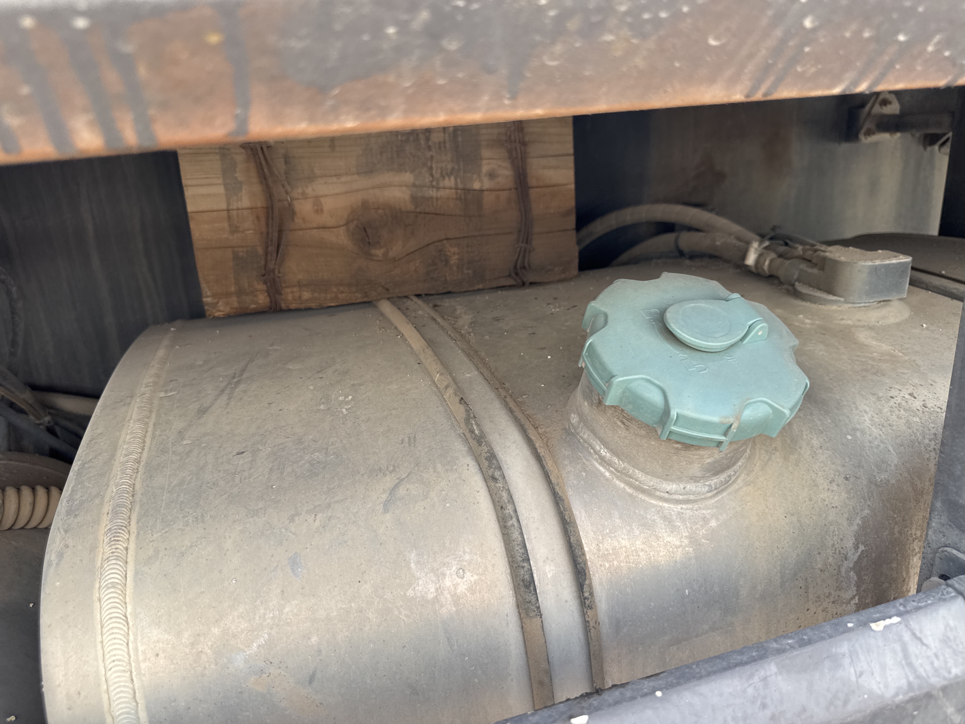 TRC-004-Zoomlion-ZTC-800V-Truck-cranes-inspection-Engine-Fuel-tank-1