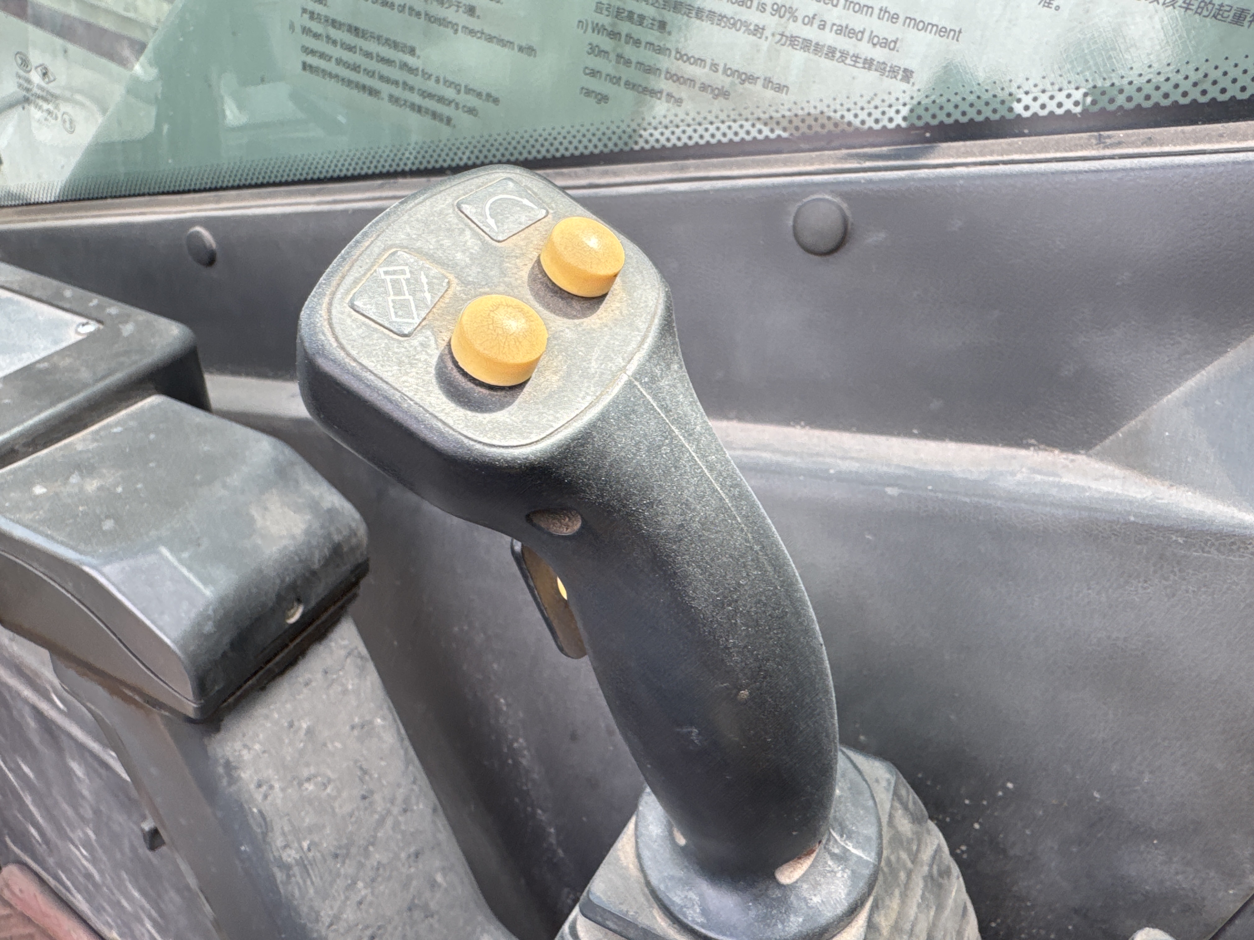 TRC-004-Zoomlion-ZTC-800V-Truck-cranes-inspection-Cabin-Joysticks-1