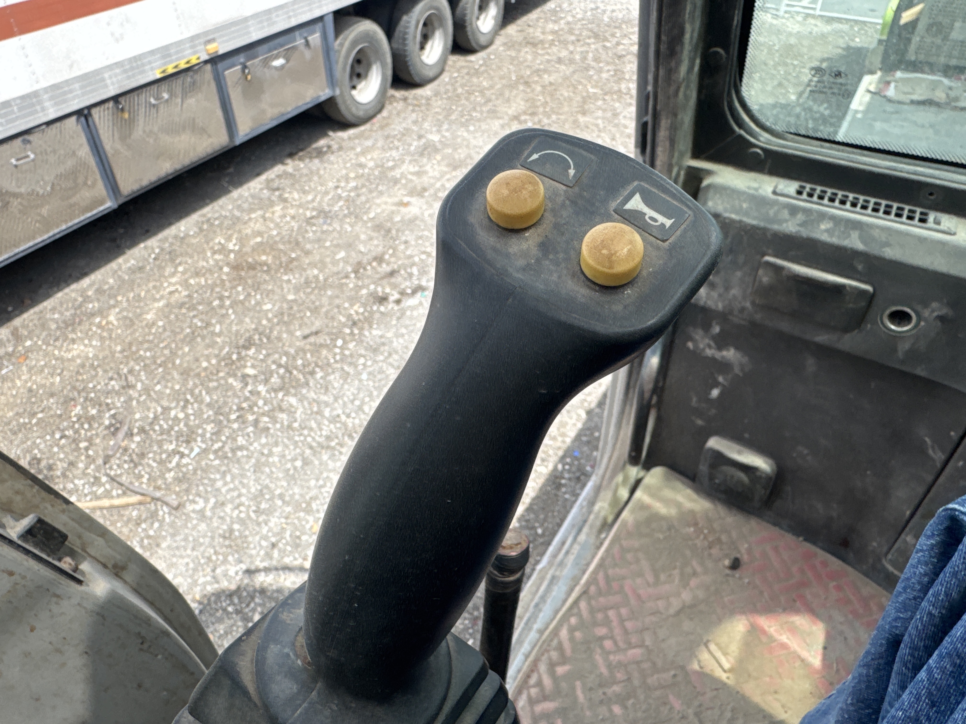 TRC-004-Zoomlion-ZTC-800V-Truck-cranes-inspection-Cabin-Joysticks-1