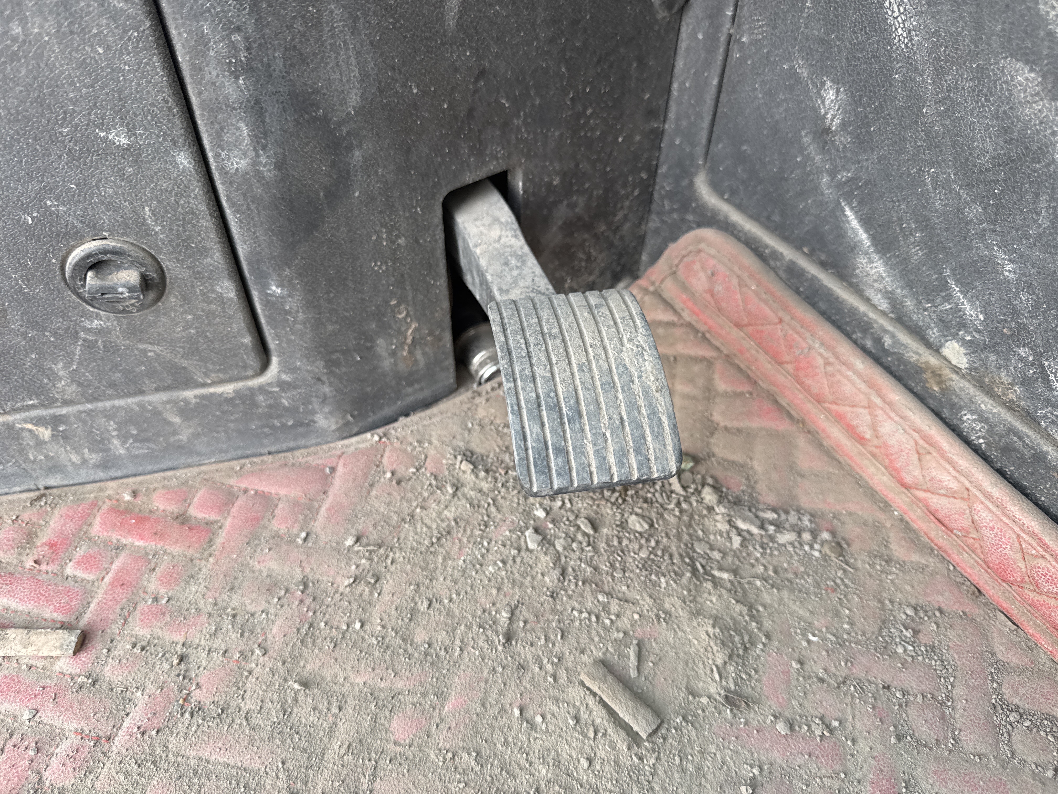TRC-004-Zoomlion-ZTC-800V-Truck-cranes-inspection-Cabin-Pedals-1