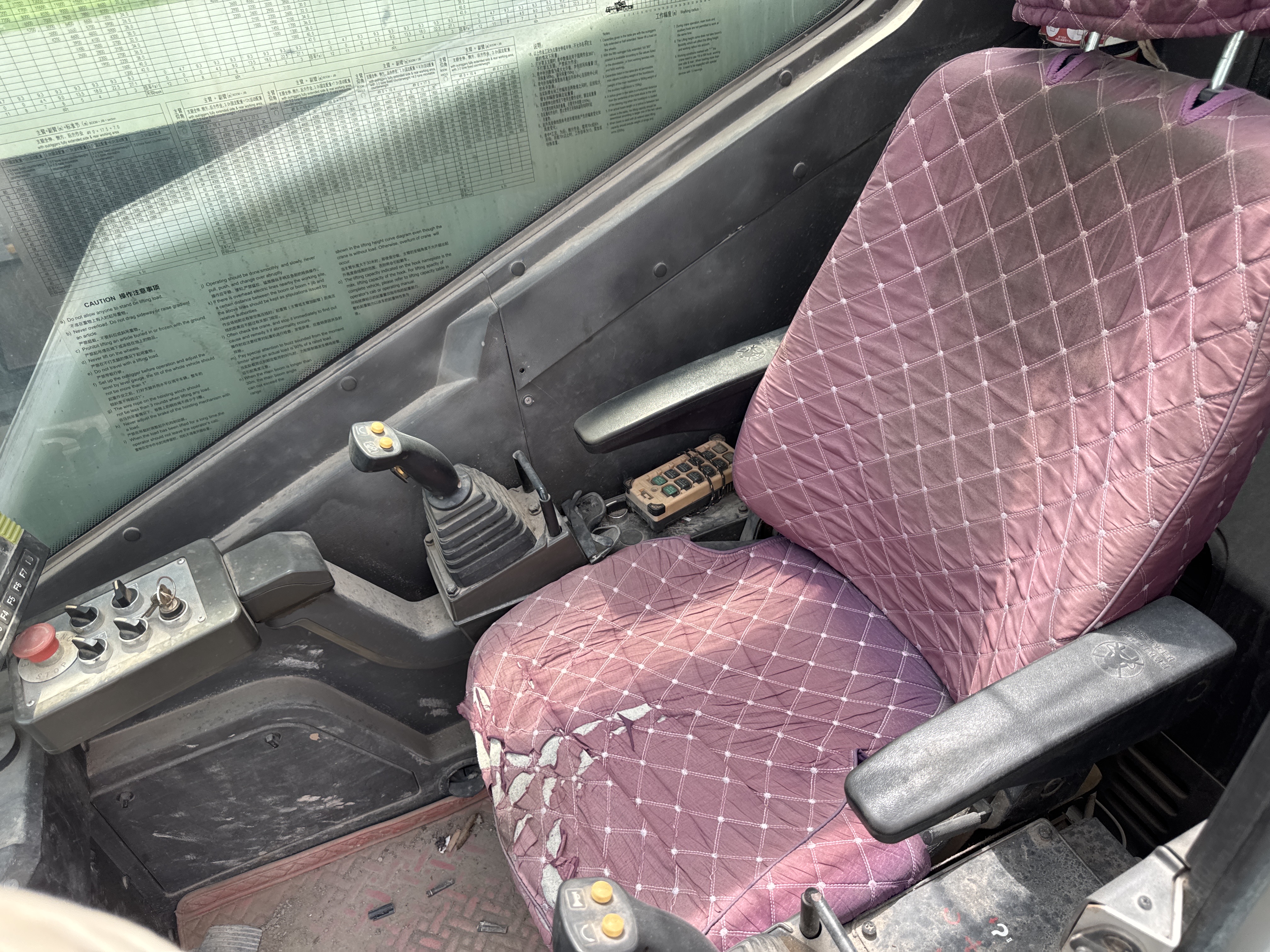 TRC-004-Zoomlion-ZTC-800V-Truck-cranes-inspection-Cabin-Seats/armrests-1