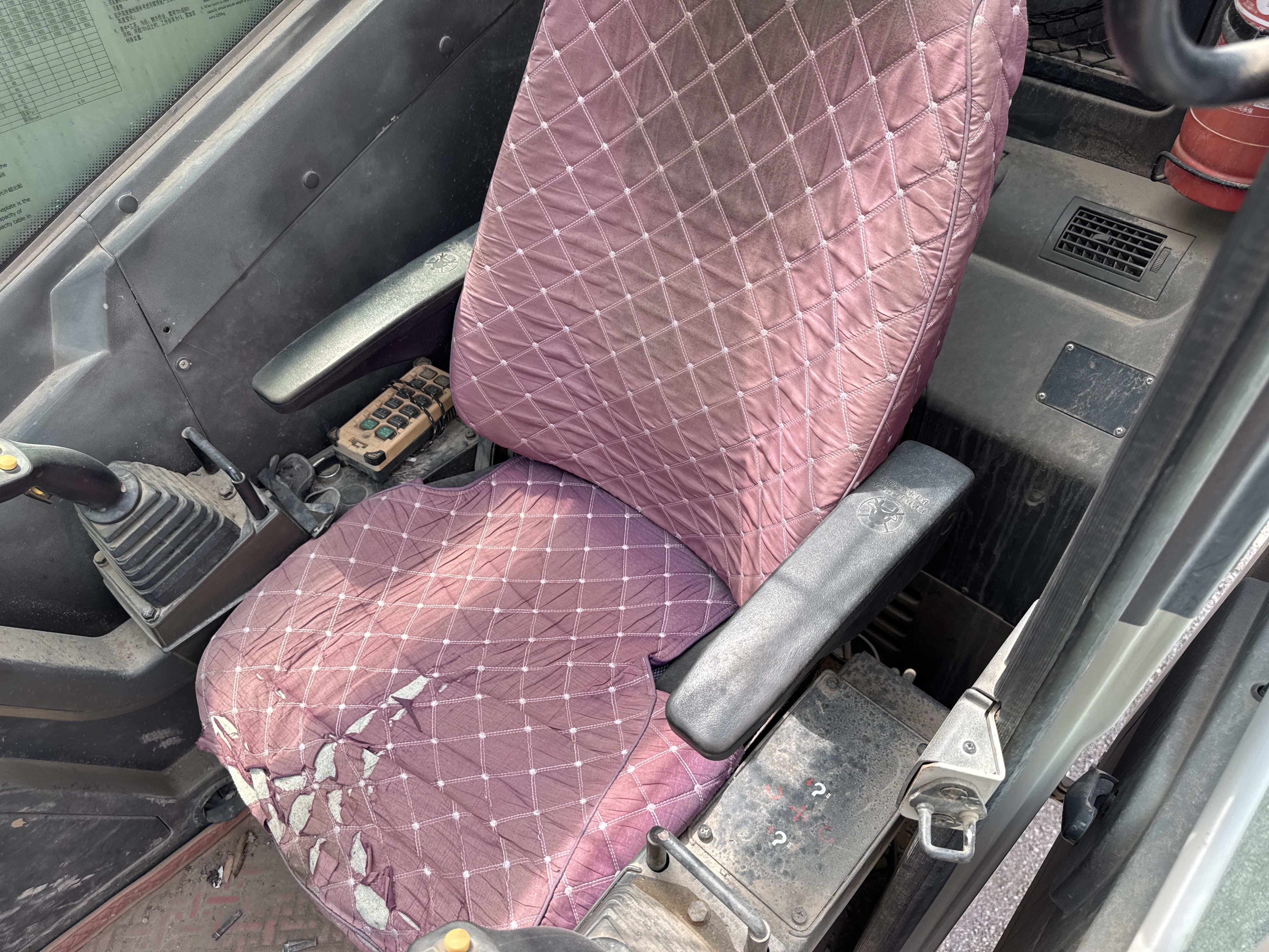 TRC-004-Zoomlion-ZTC-800V-Truck-cranes-inspection-Cabin-Seats/armrests-1