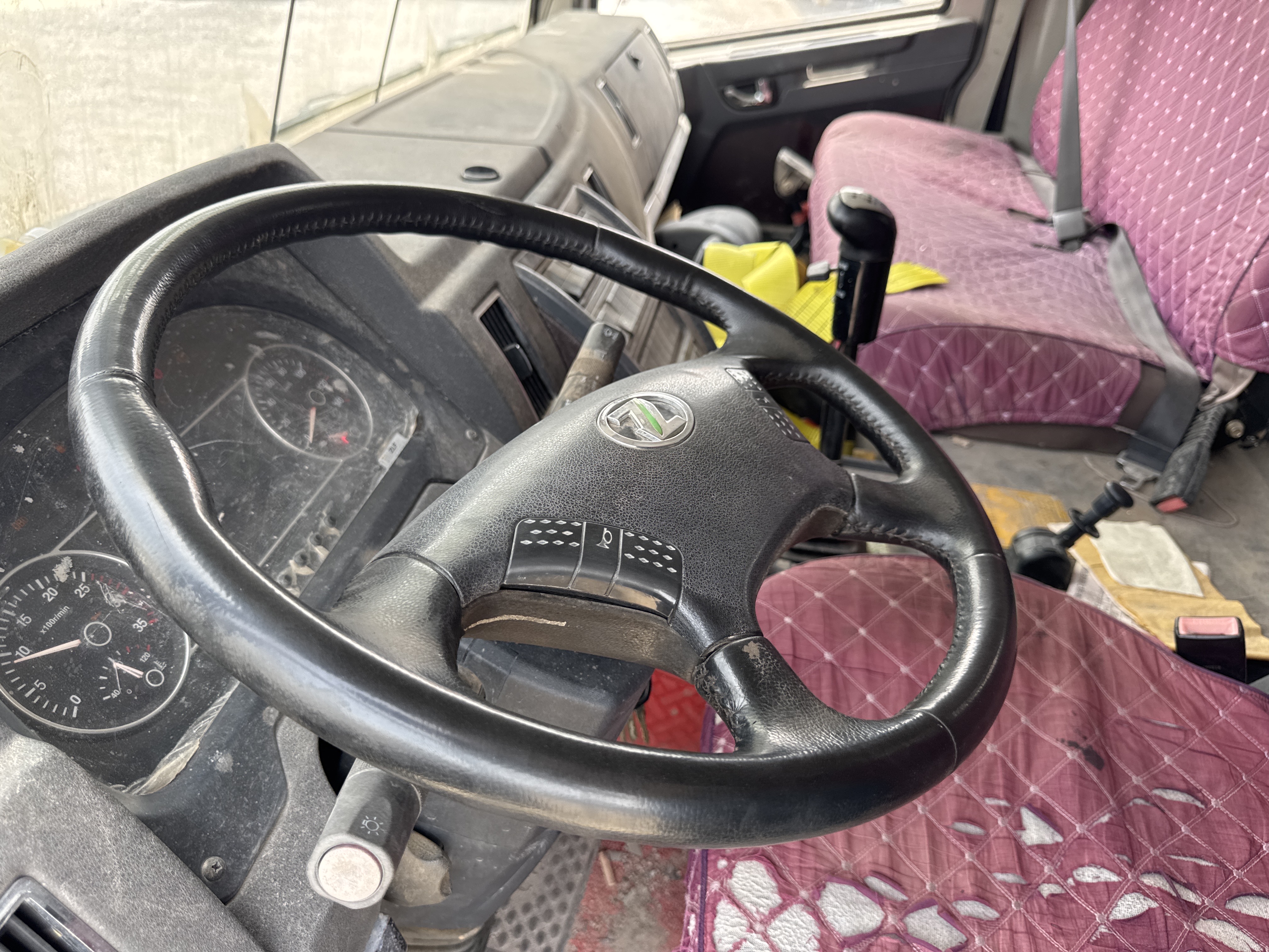 TRC-004-Zoomlion-ZTC-800V-Truck-cranes-inspection-Cabin-Steering-controls-1