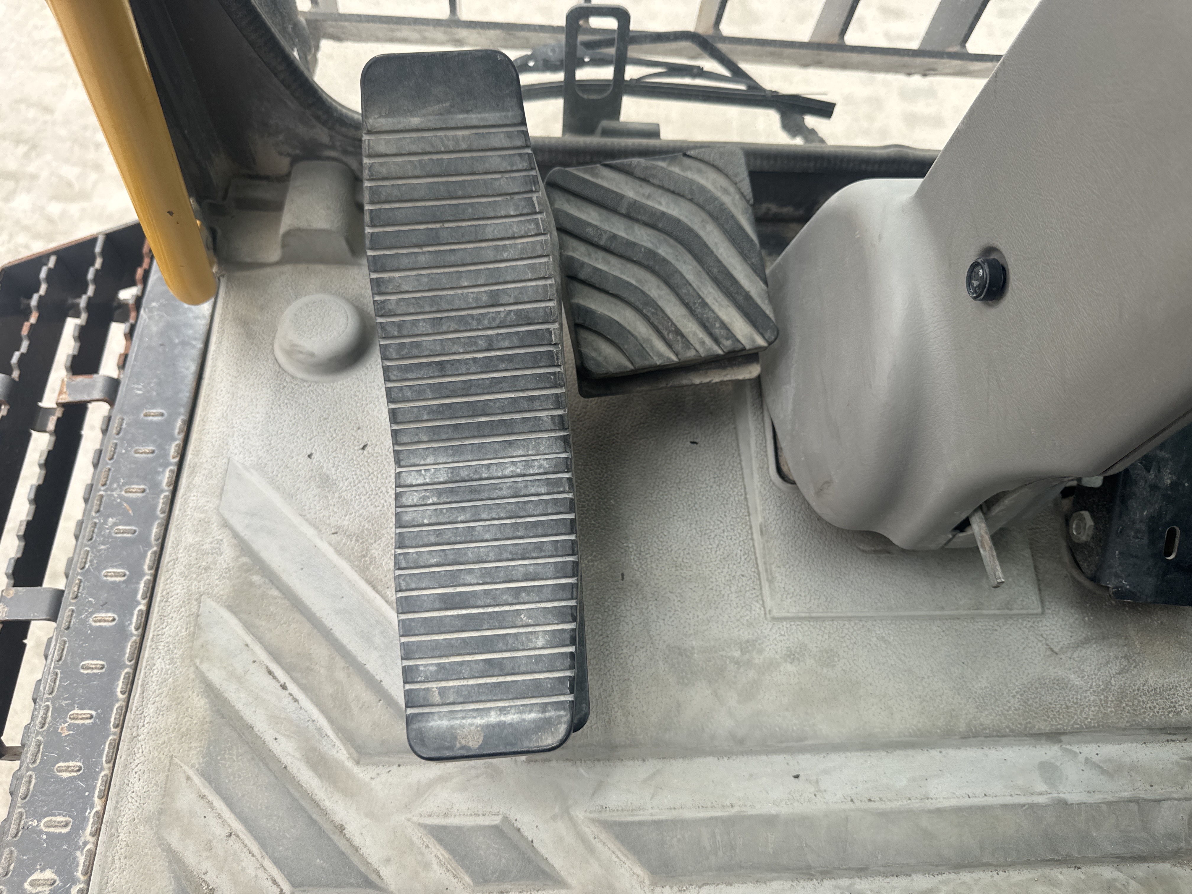 WLX-001-Volvo-EW160D-Wheel-excavators-inspection-Cabin-Pedals-1