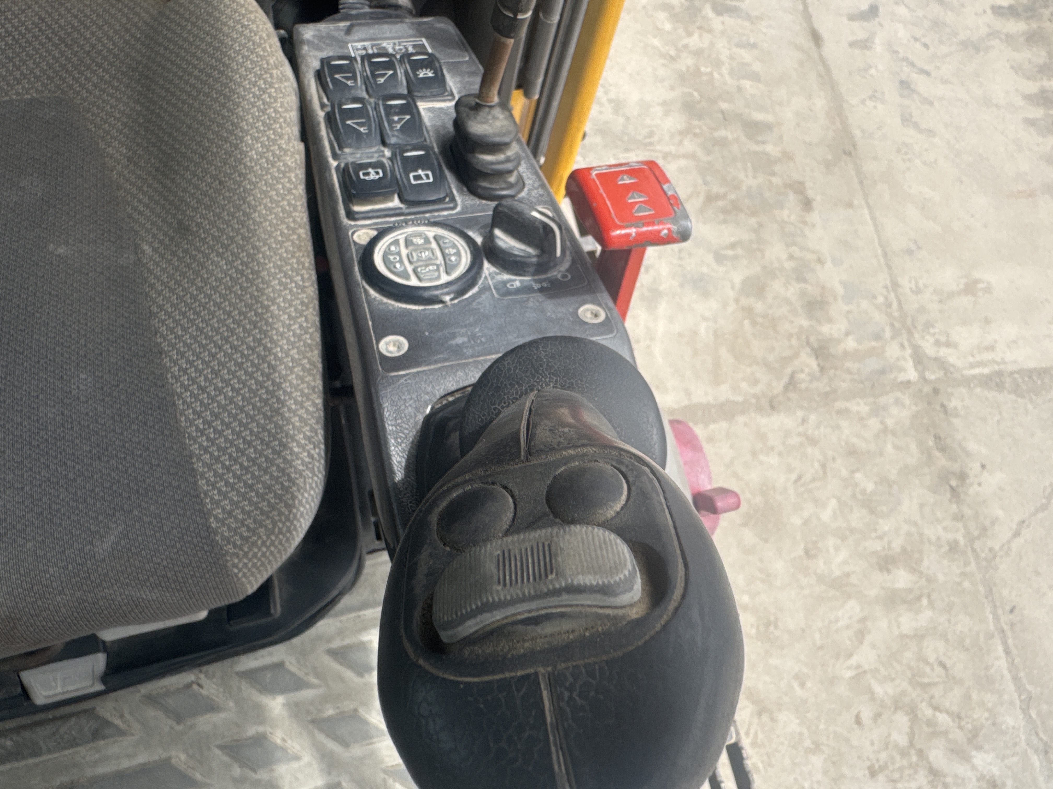 WLX-001-Volvo-EW160D-Wheel-excavators-inspection-Cabin-Joysticks-1