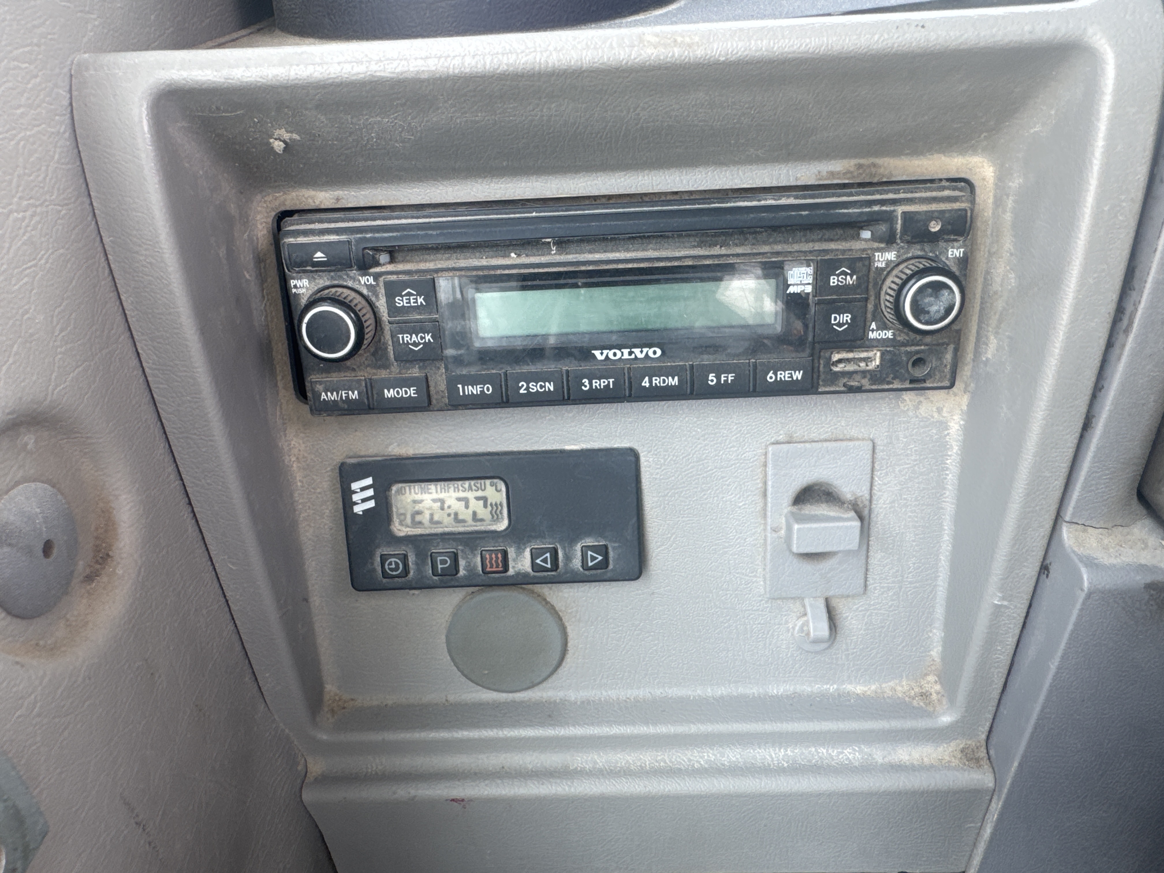 WLX-001-Volvo-EW160D-Wheel-excavators-inspection-Cabin-Radio-1