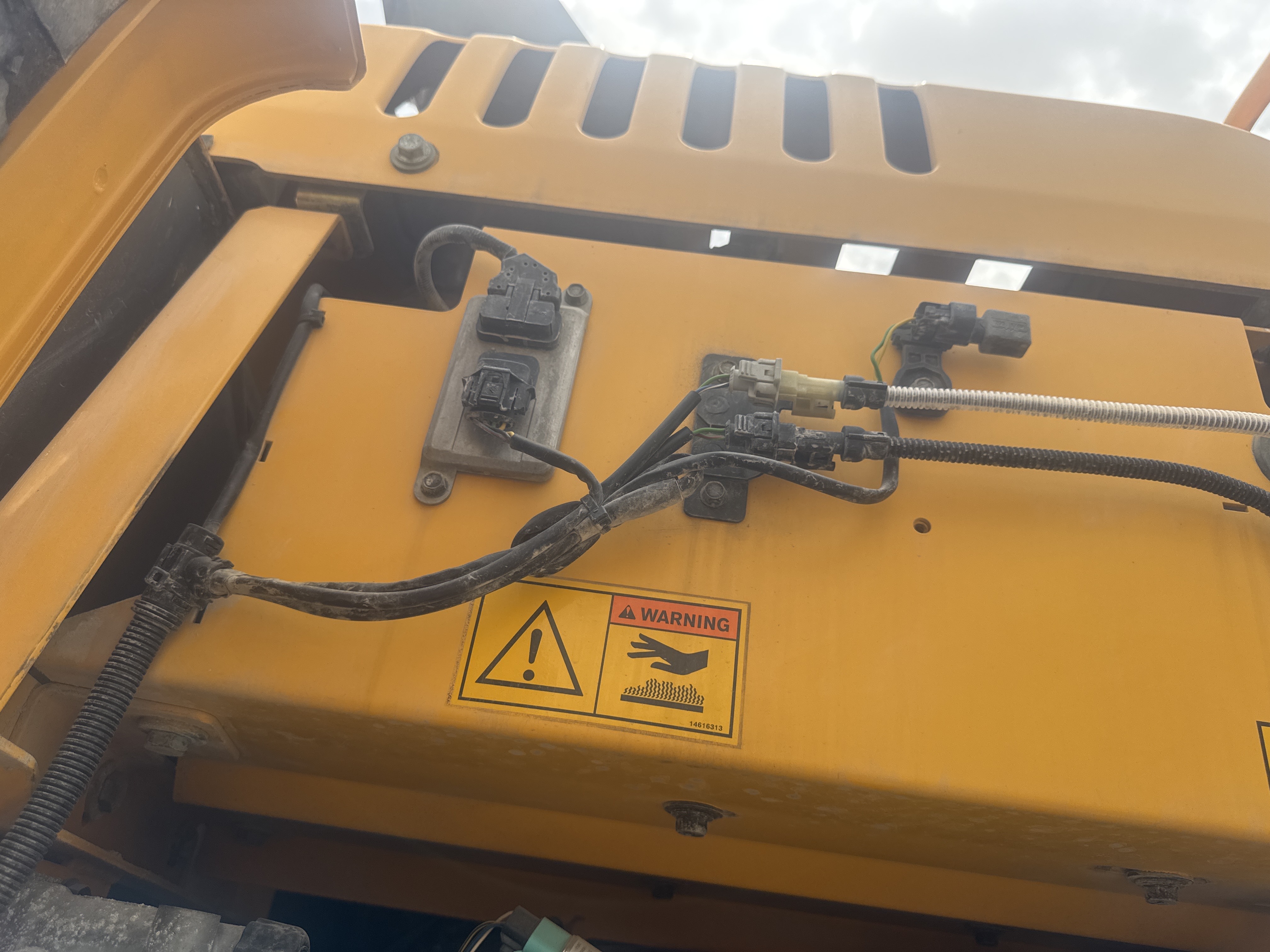 WLX-001-Volvo-EW160D-Wheel-excavators-inspection-Electronics-Main-harness-1
