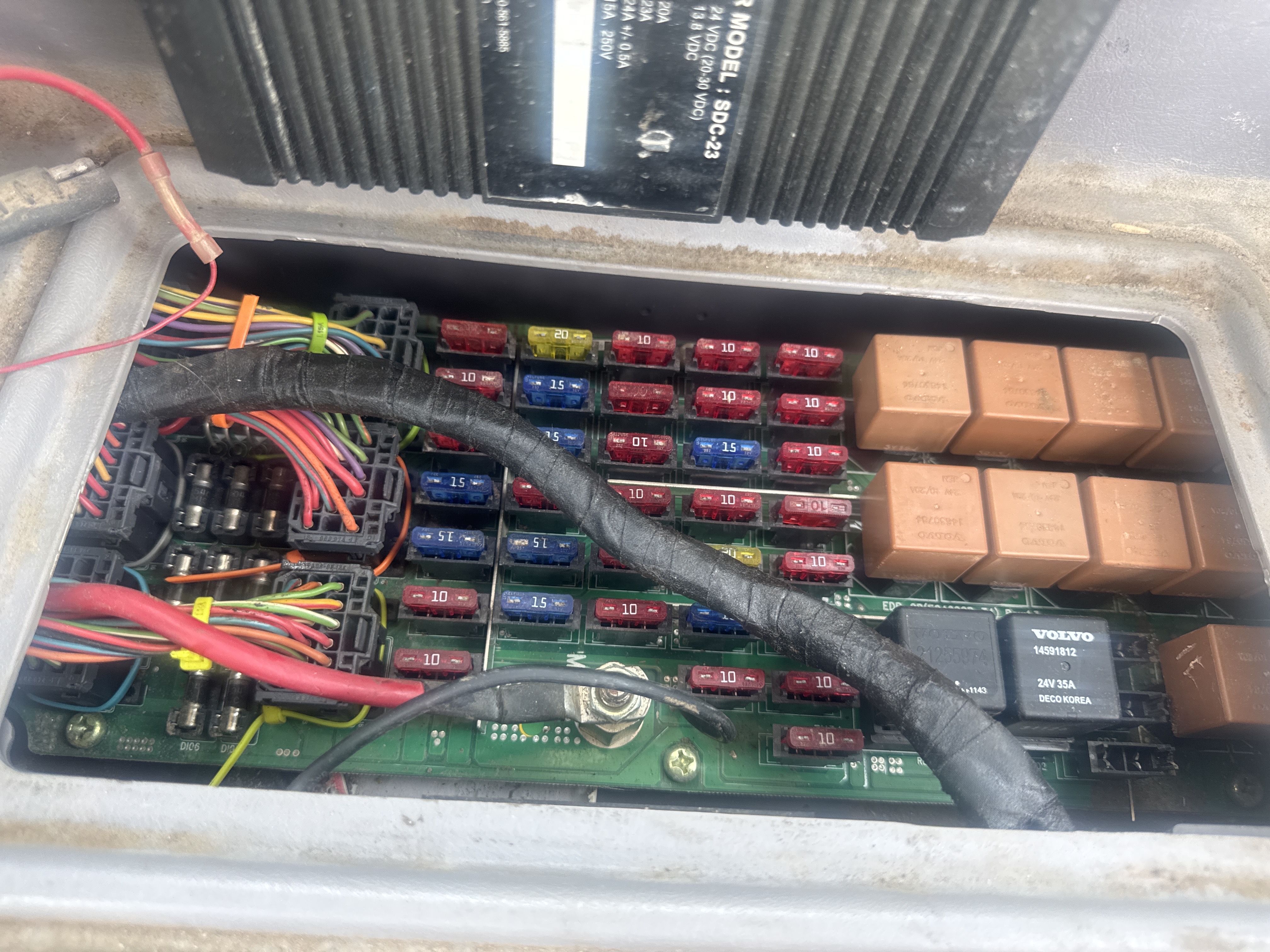 WLX-001-Volvo-EW160D-Wheel-excavators-inspection-Electronics-Fuse-box-1