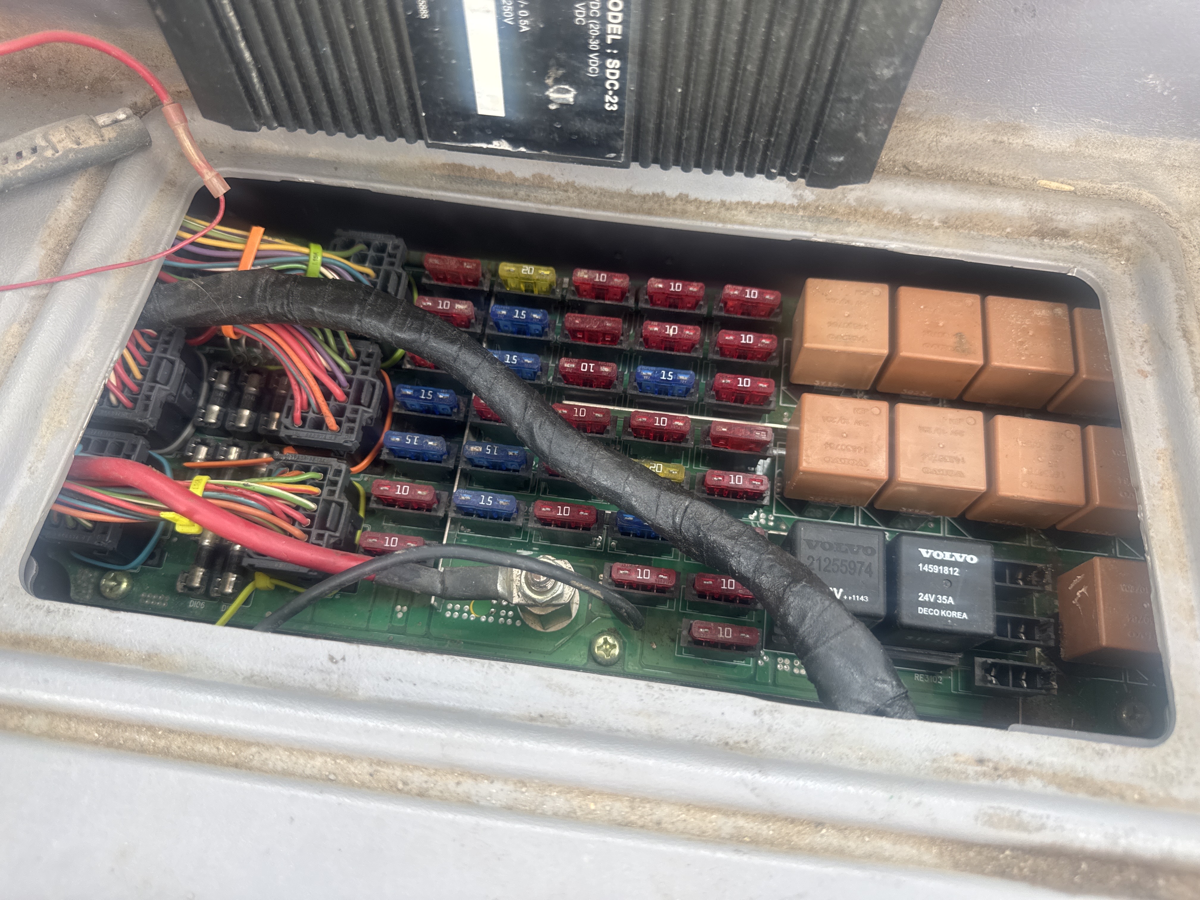 WLX-001-Volvo-EW160D-Wheel-excavators-inspection-Electronics-Fuse-box-1