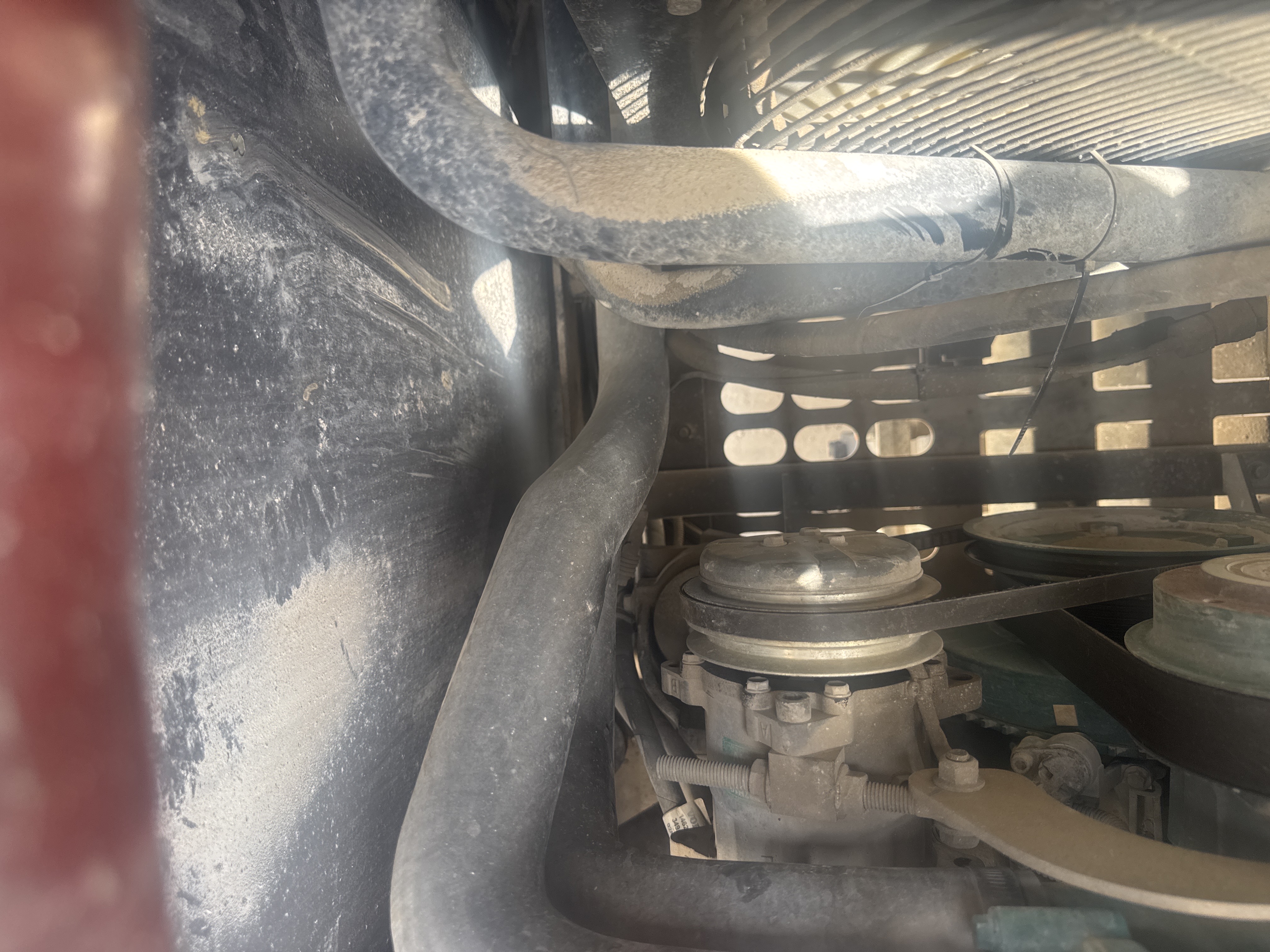 WLX-001-Volvo-EW160D-Wheel-excavators-inspection-Air-conditioning-A/C-compressor-1