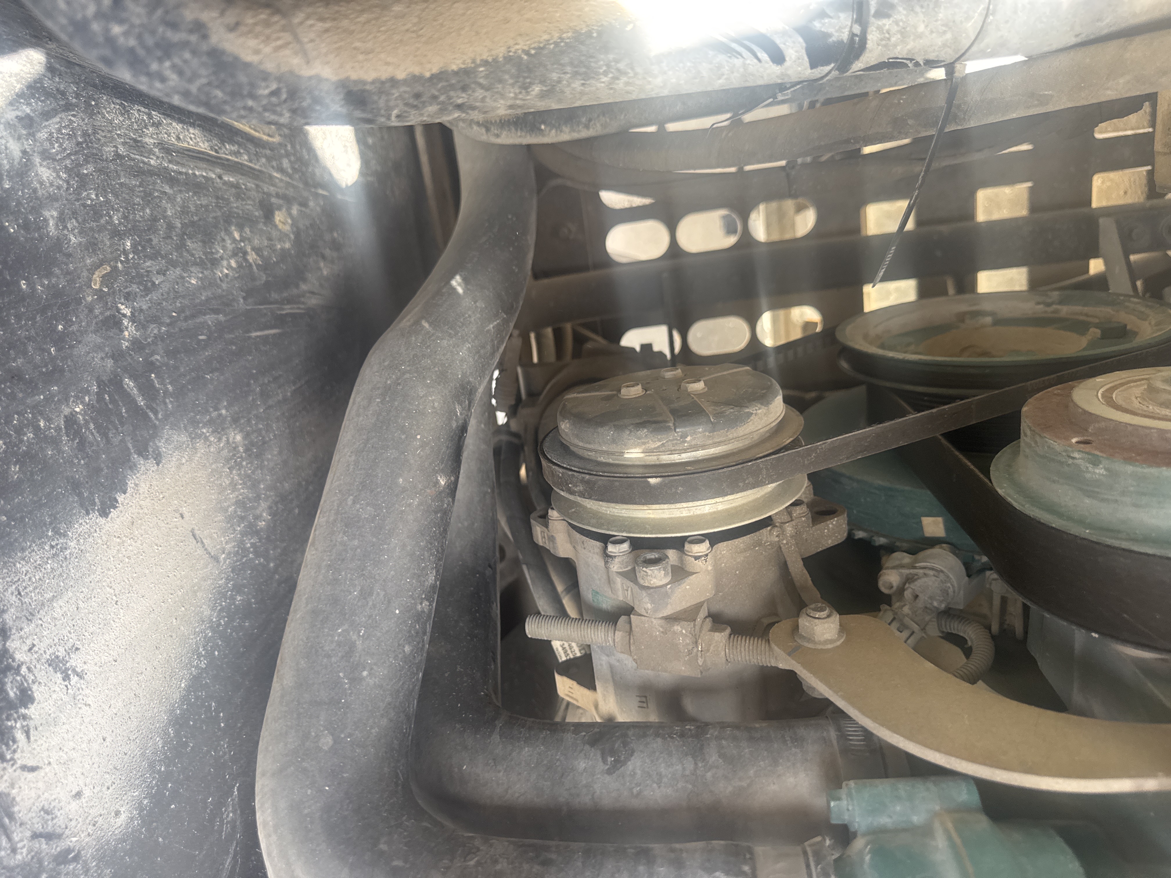 WLX-001-Volvo-EW160D-Wheel-excavators-inspection-Air-conditioning-A/C-compressor-1