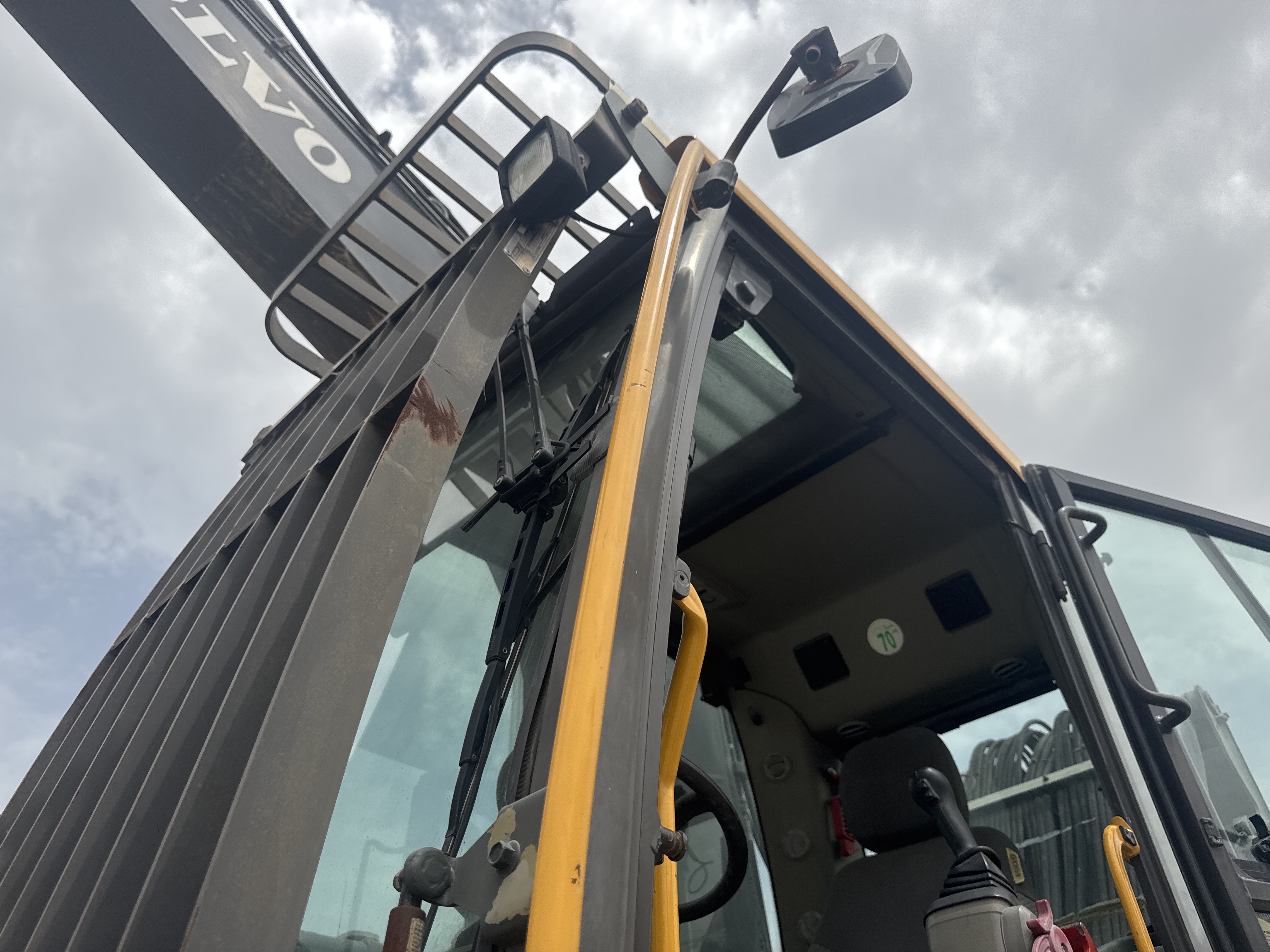 WLX-001-Volvo-EW160D-Wheel-excavators-inspection-Structure-Handrails-1