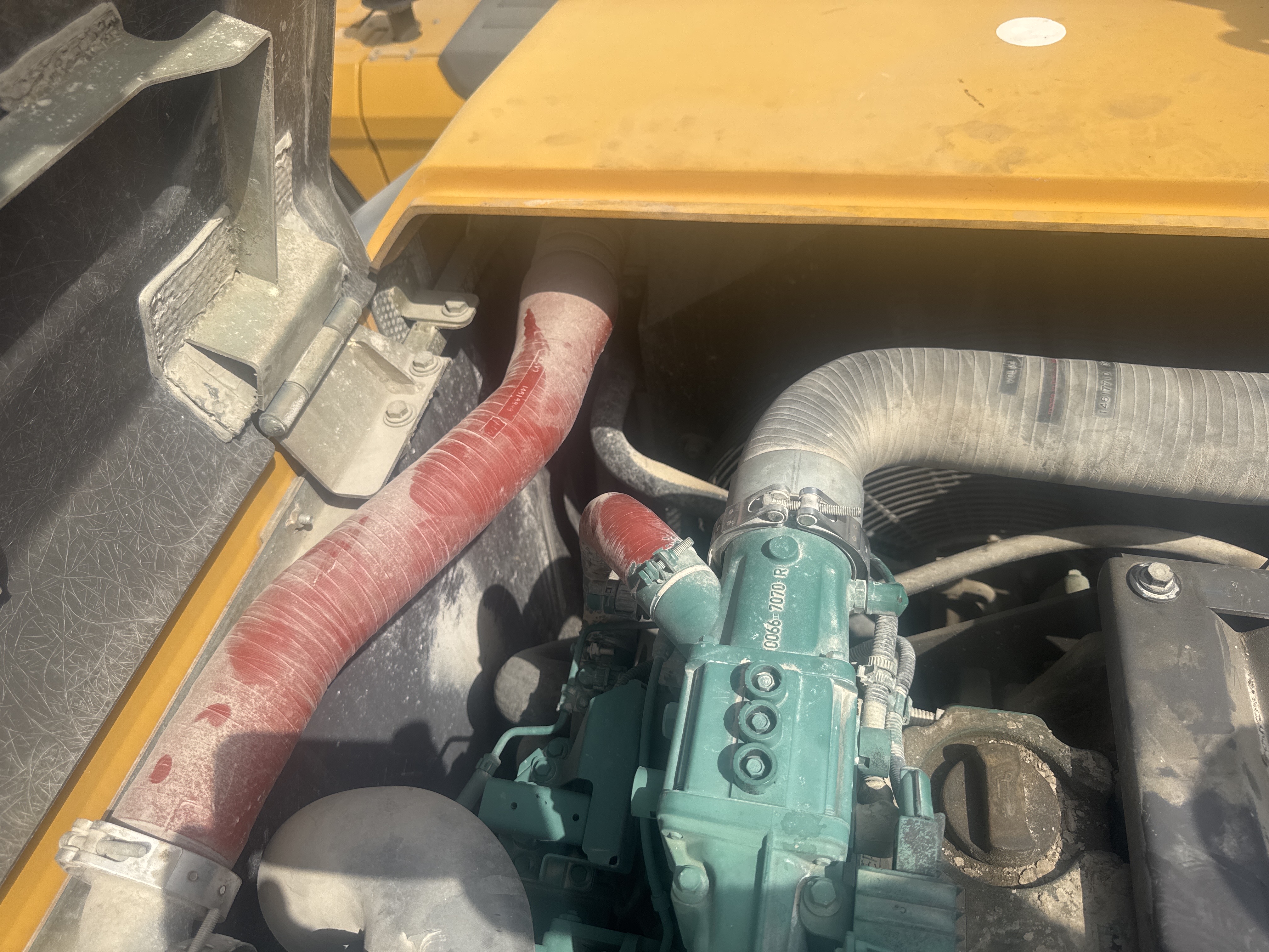 WLX-001-Volvo-EW160D-Wheel-excavators-inspection-Engine-Hoses-1