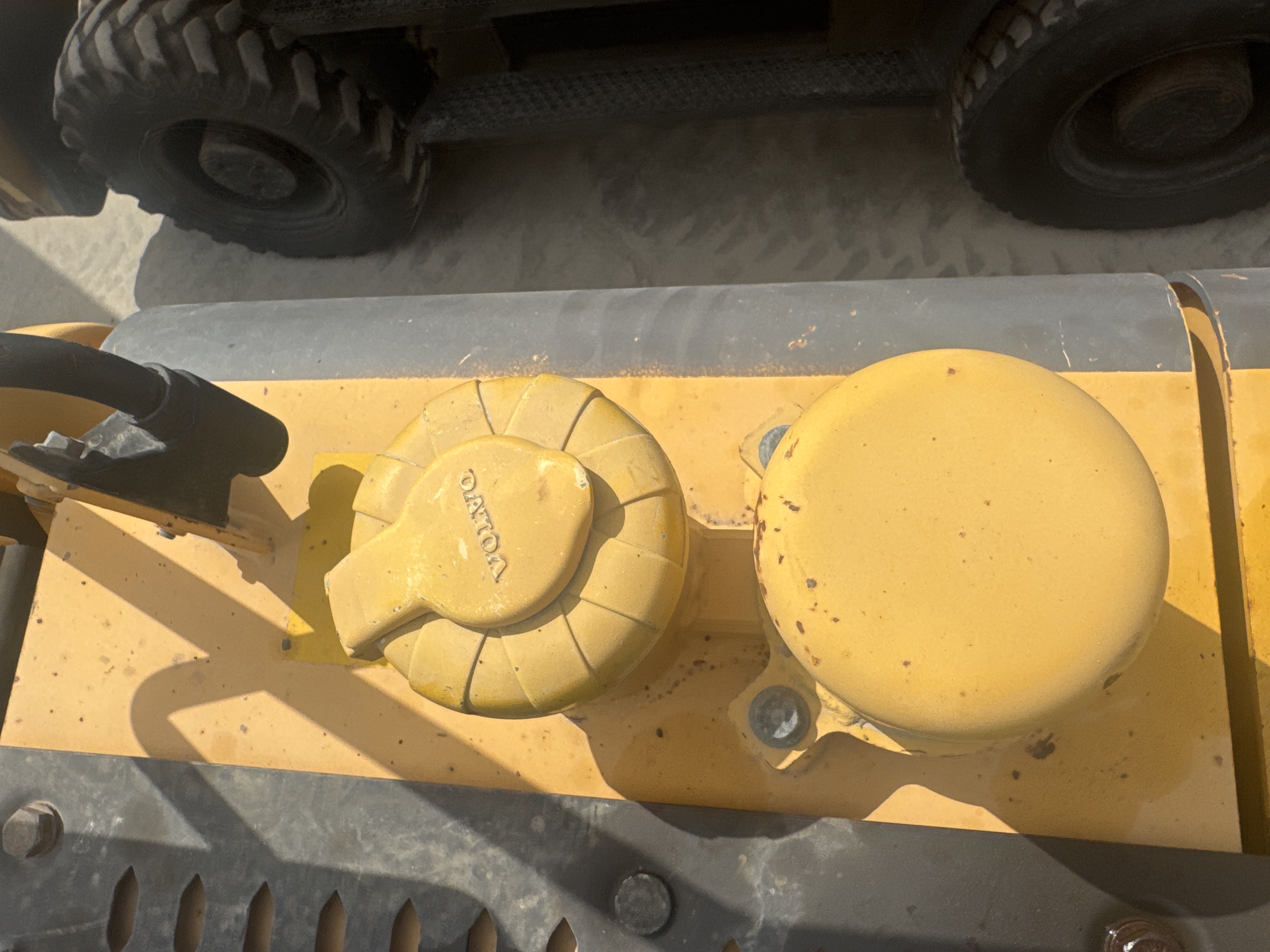 WLX-001-Volvo-EW160D-Wheel-excavators-inspection-Engine-Fuel-tank-1