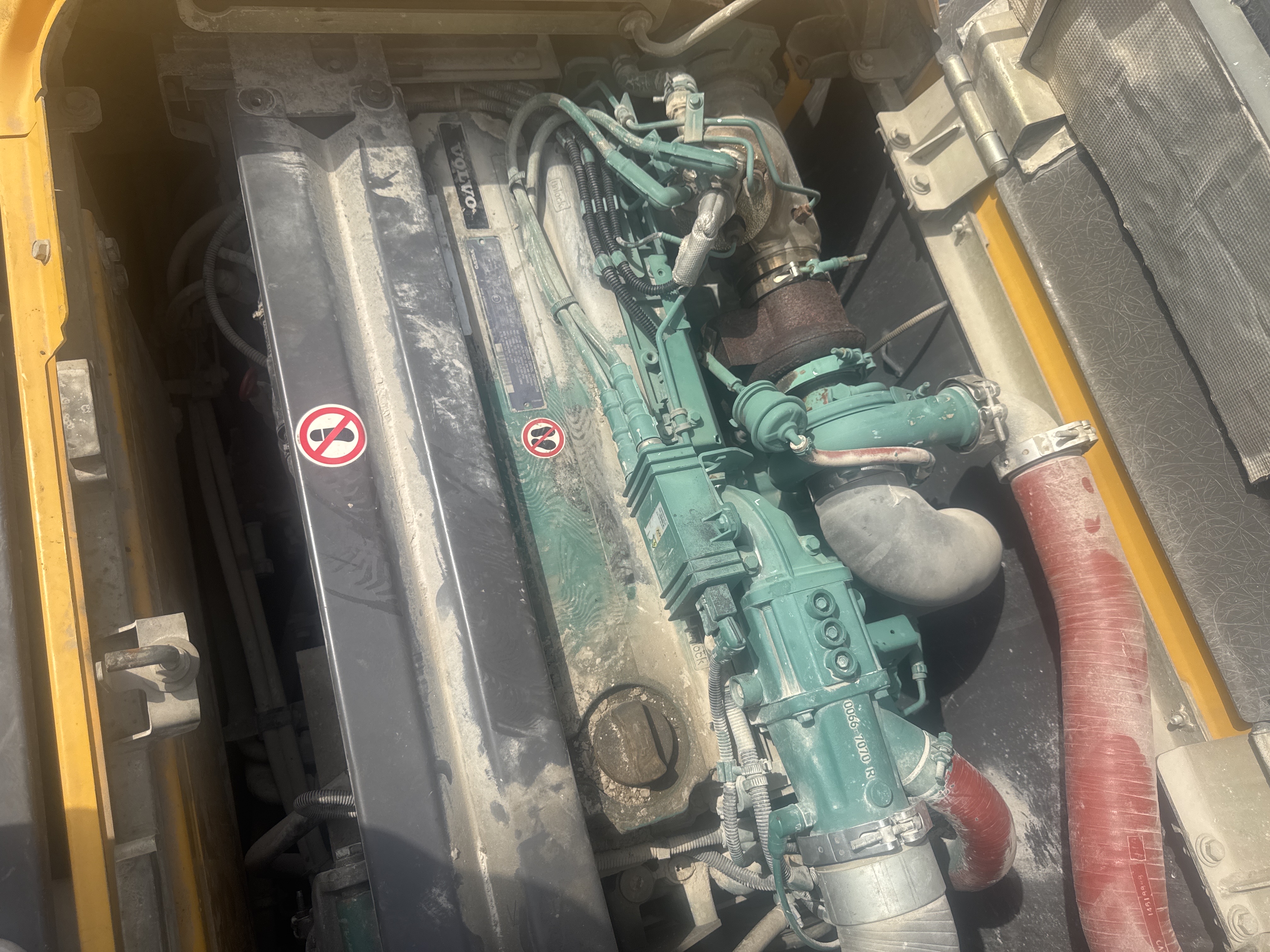WLX-001-Volvo-EW160D-Wheel-excavators-inspection-Engine-Engine-oil-leaks-1