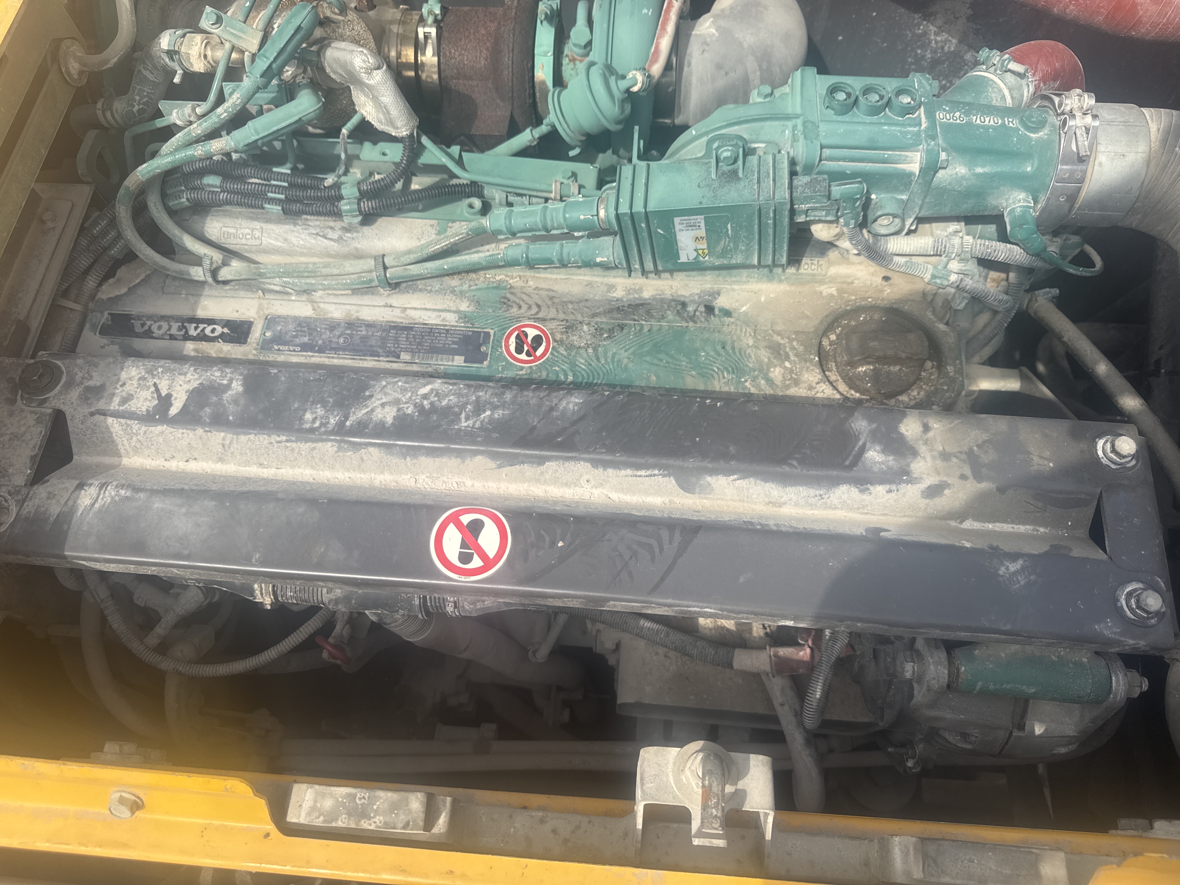 WLX-001-Volvo-EW160D-Wheel-excavators-inspection-Engine-Engine-oil-leaks-1