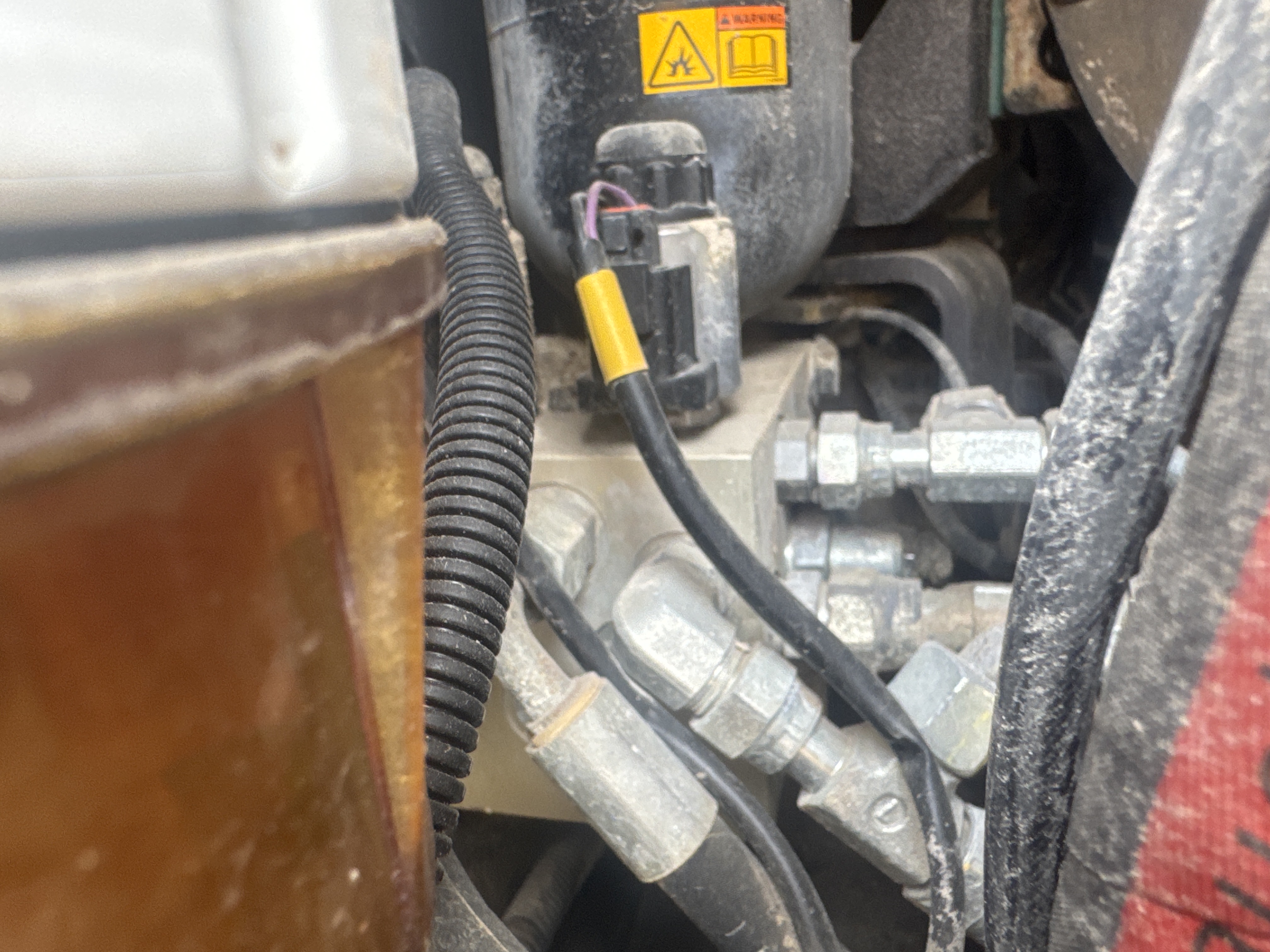 WLX-001-Volvo-EW160D-Wheel-excavators-inspection-Hydraulics-Main-control-valve-(MCV)-1