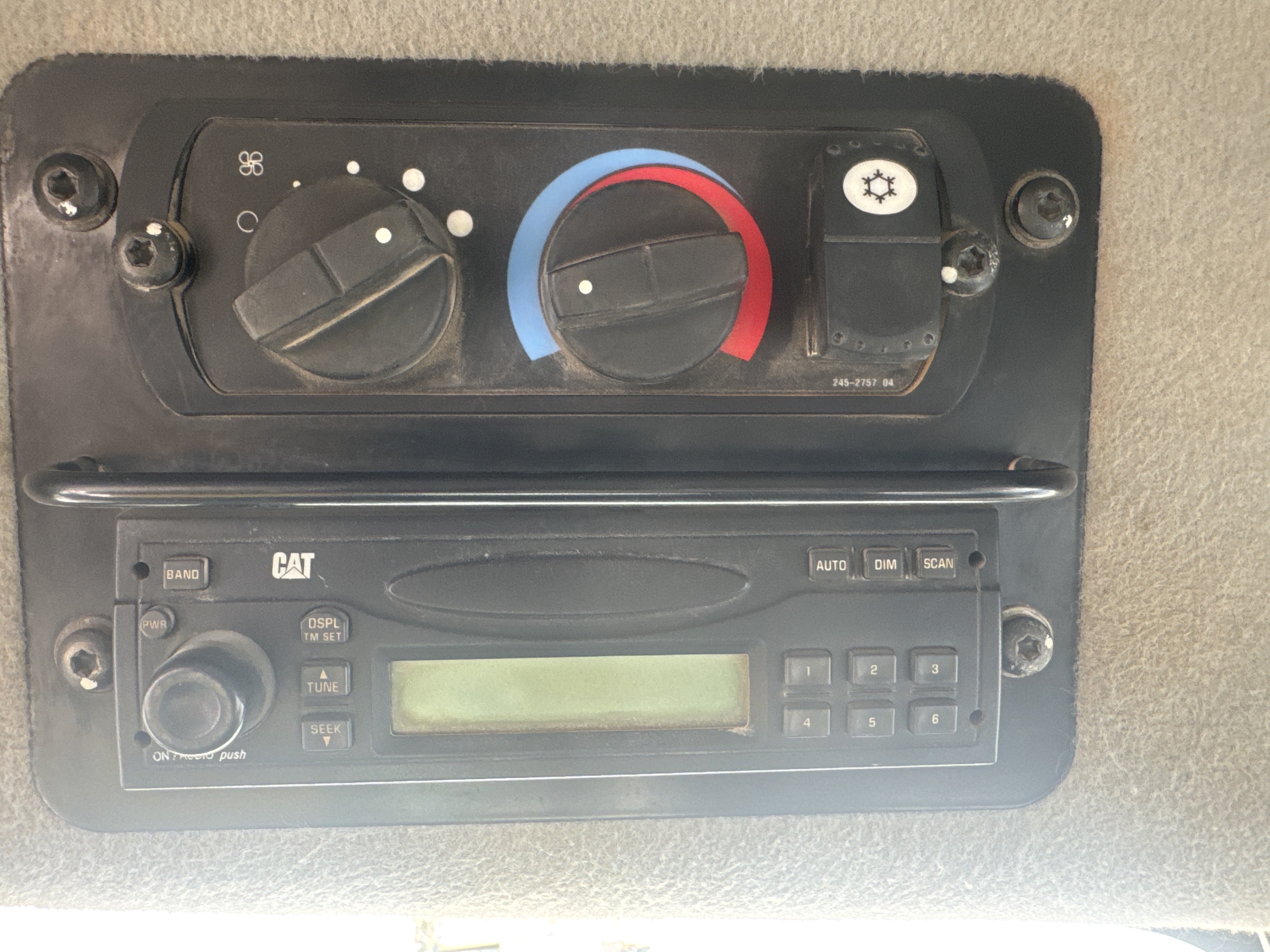 MGG-003-كاتربيلر-140M-كريدرات-فحص-الكابينة-الراديو-1