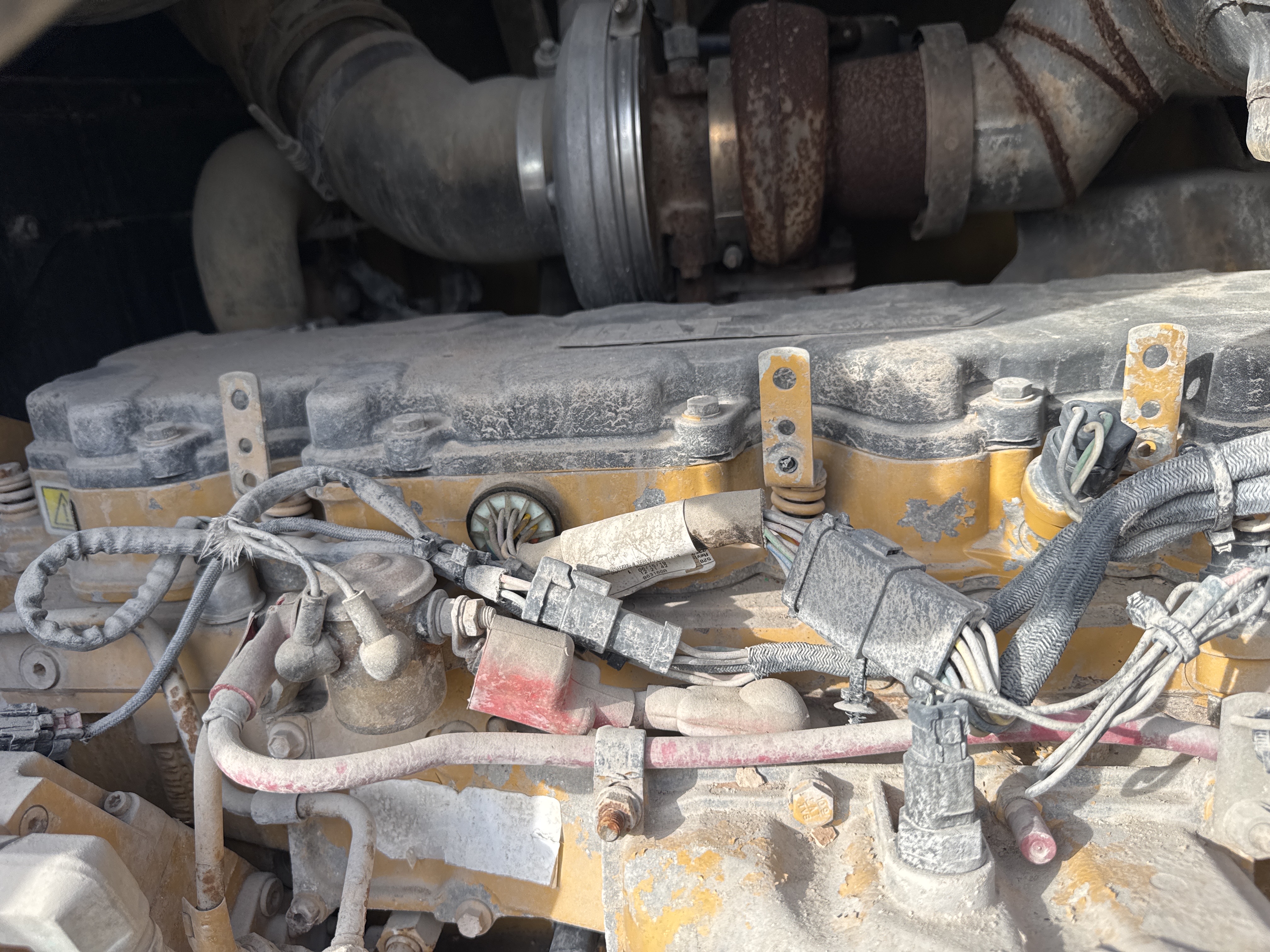 MGG-003-كاتربيلر-140M-كريدرات-فحص-المحرك-تسريب-زيت-المحرك-1