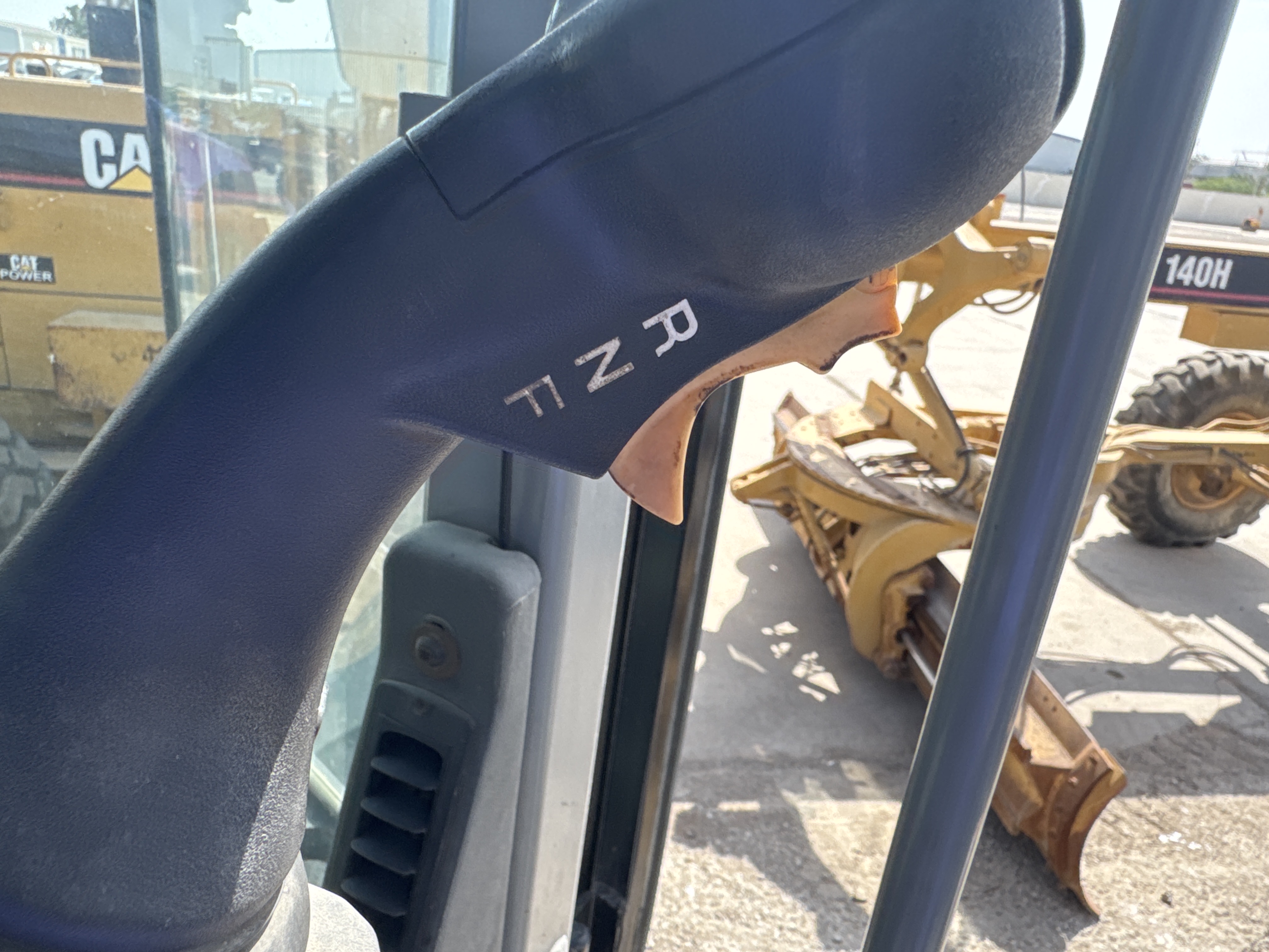 MGG-004-كاتربيلر-140M-VHP-Plus-كريدرات-فحص-الكابينة-ذراع-التروس-1
