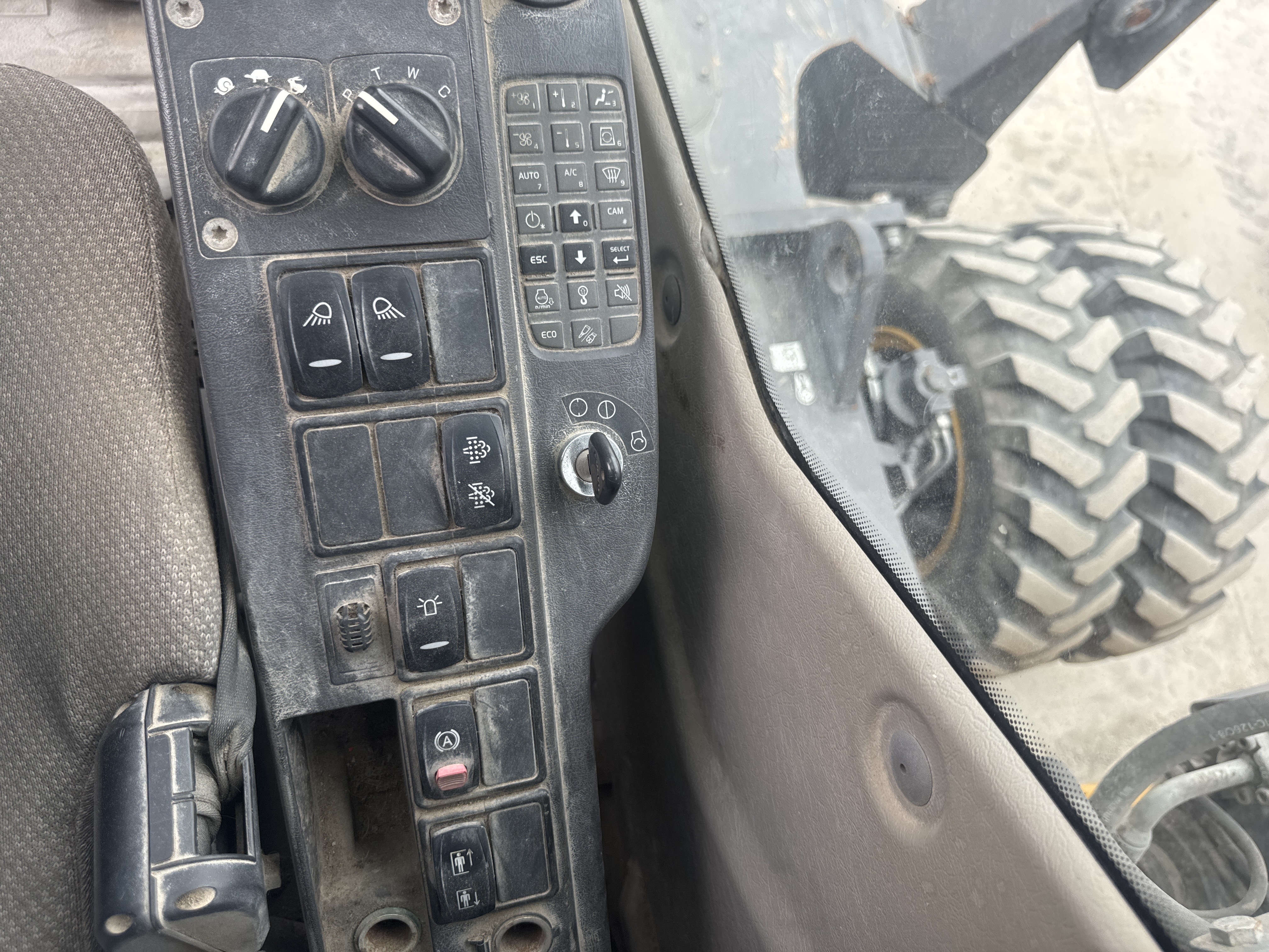 WLX-001-Volvo-EW160D-Wheel-excavators-inspection-Cabin-Electronic-instrument-board-1