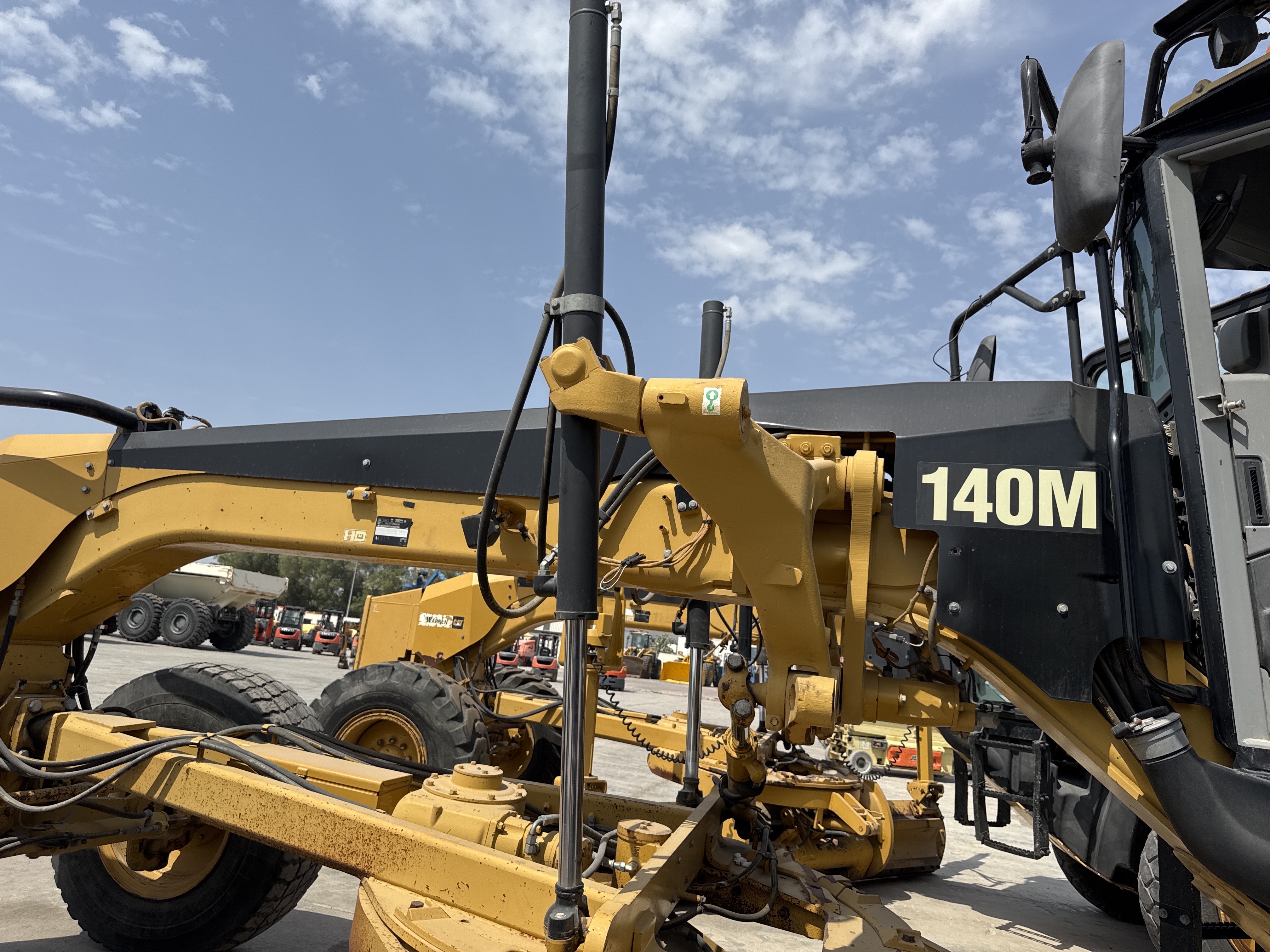 MGG-004-كاتربيلر-140M-VHP-Plus-كريدرات-فحص-الهيدروليك-أسطوانات-رفع-الشفرة-1