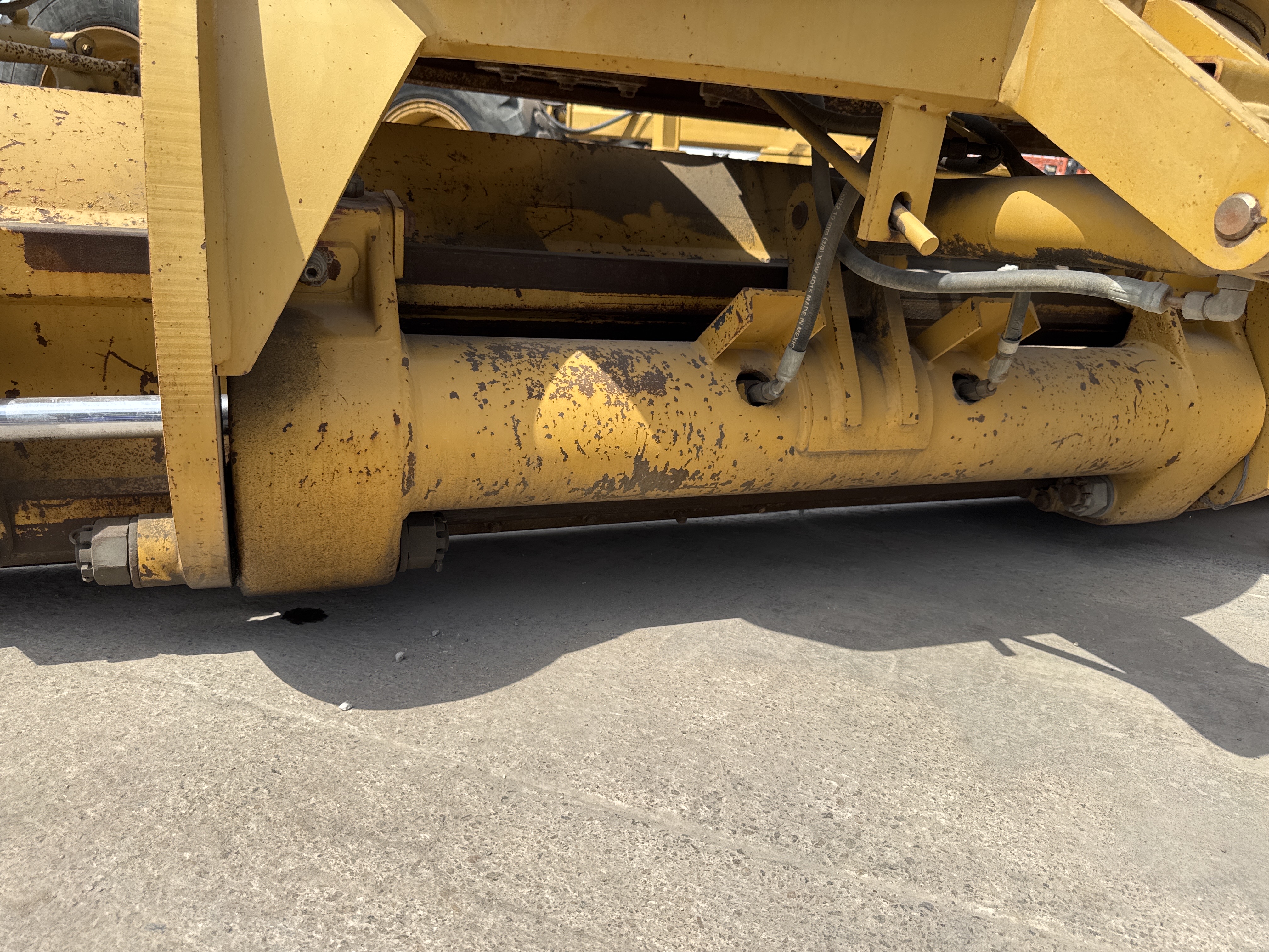 MGG-004-كاتربيلر-140M-VHP-Plus-كريدرات-فحص-الهيدروليك-اسطوانة-الإزاحة-الجانبية-1
