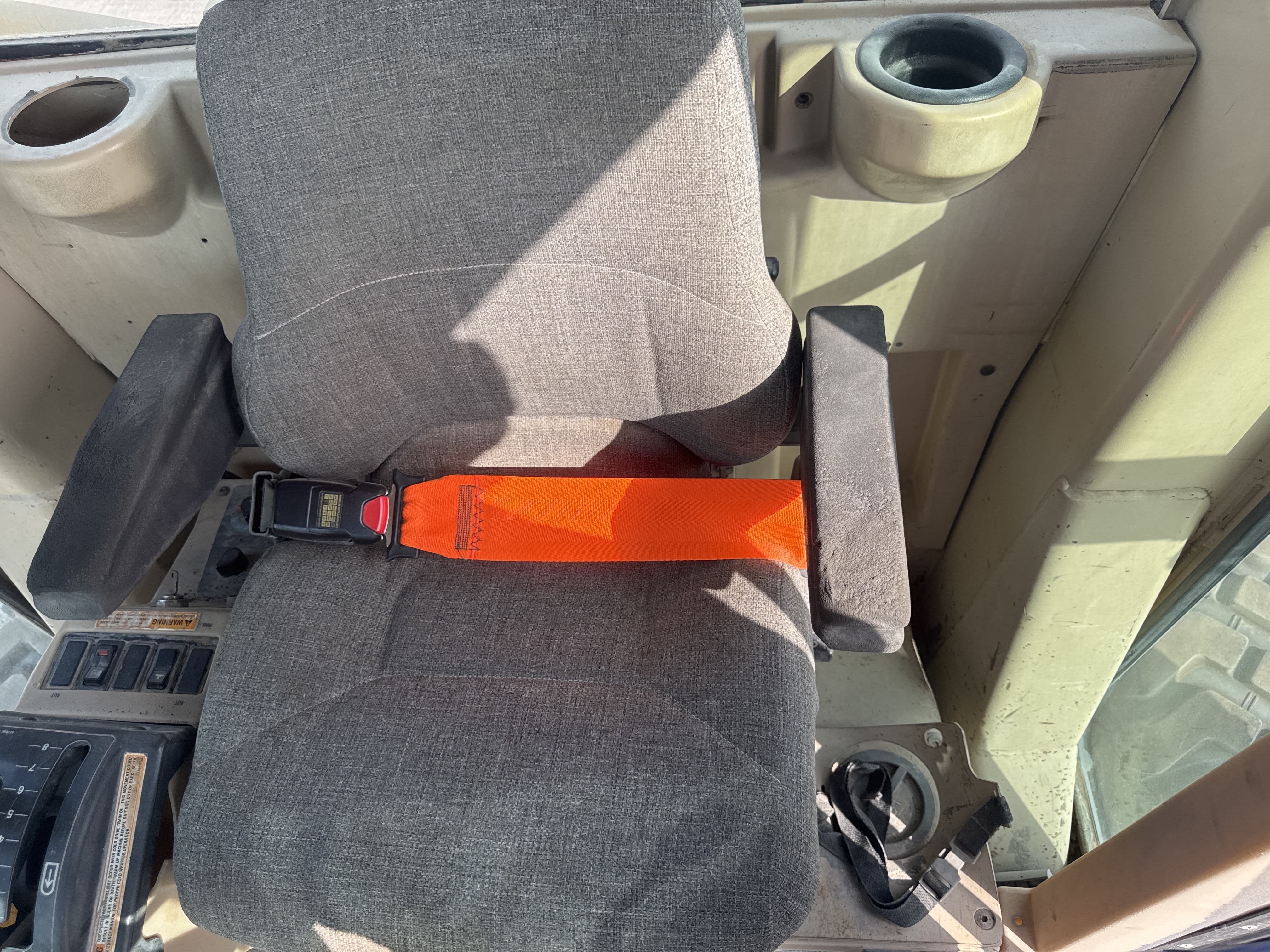 MGG-005-Cat-140H-Motor-graders-inspection-Cabin-Seats/armrests-1