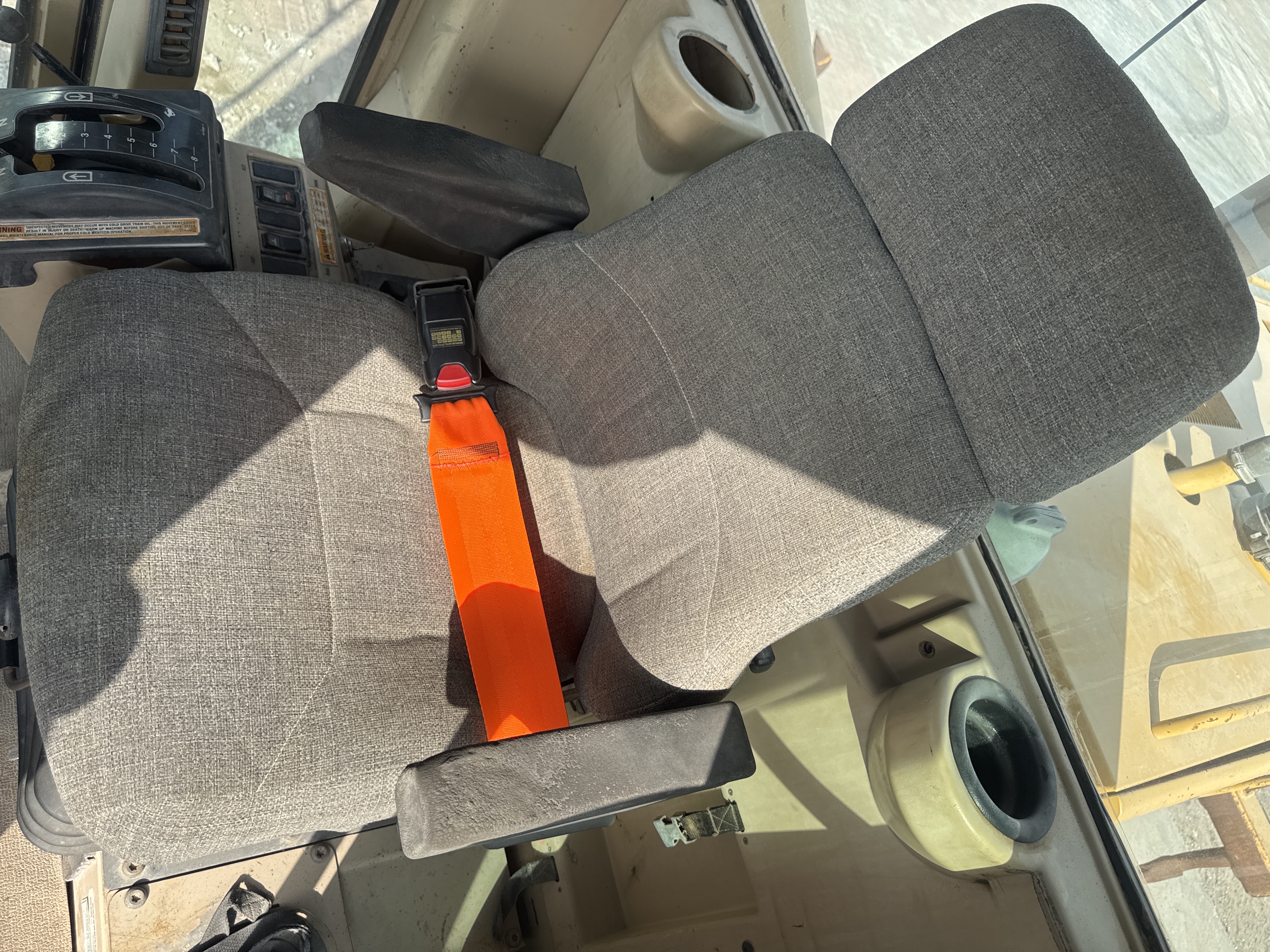 MGG-005-Cat-140H-Motor-graders-inspection-Cabin-Seats/armrests-1