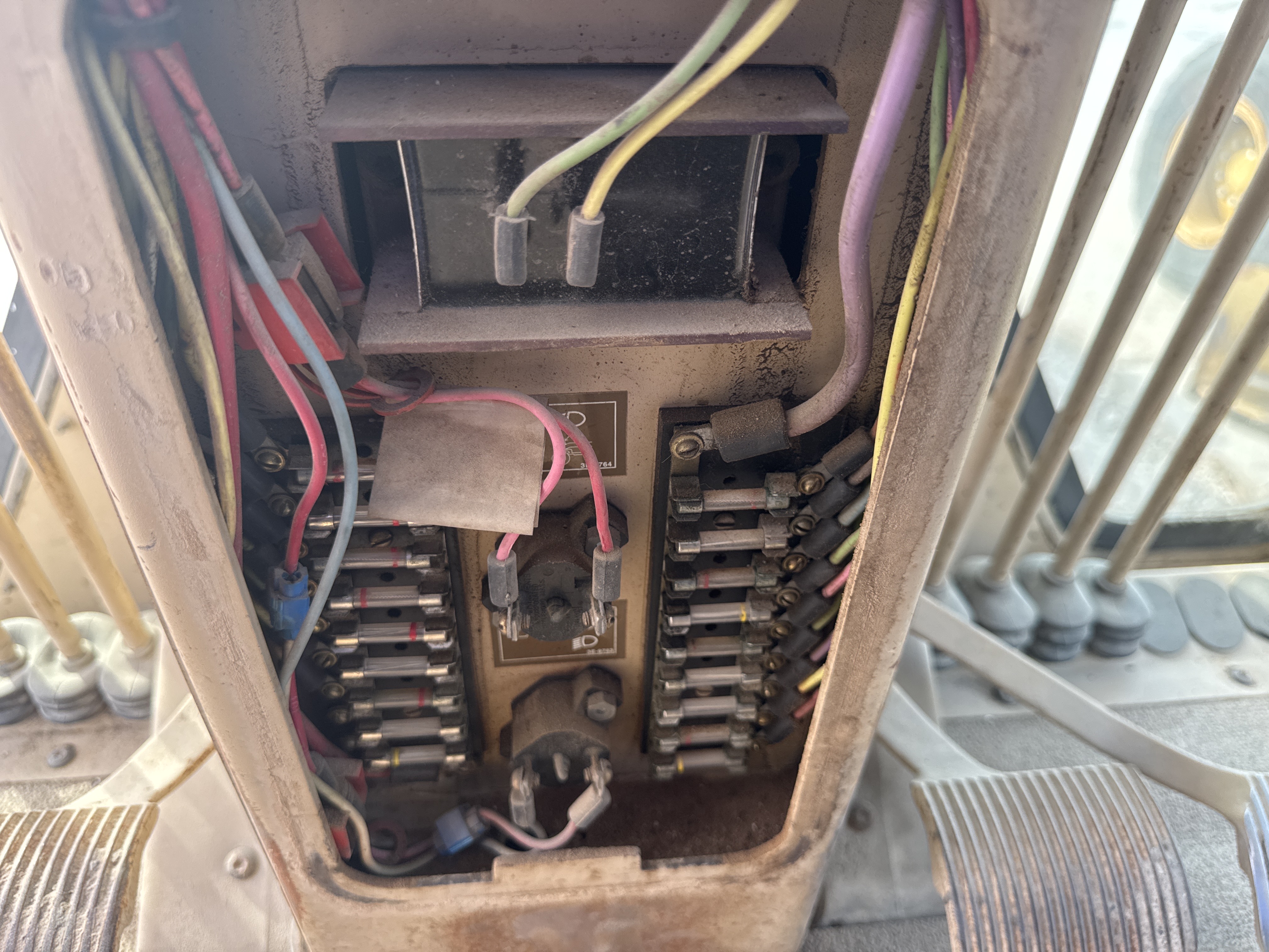 MGG-005-Cat-140H-Motor-graders-inspection-Electronics-Fuse-box-1
