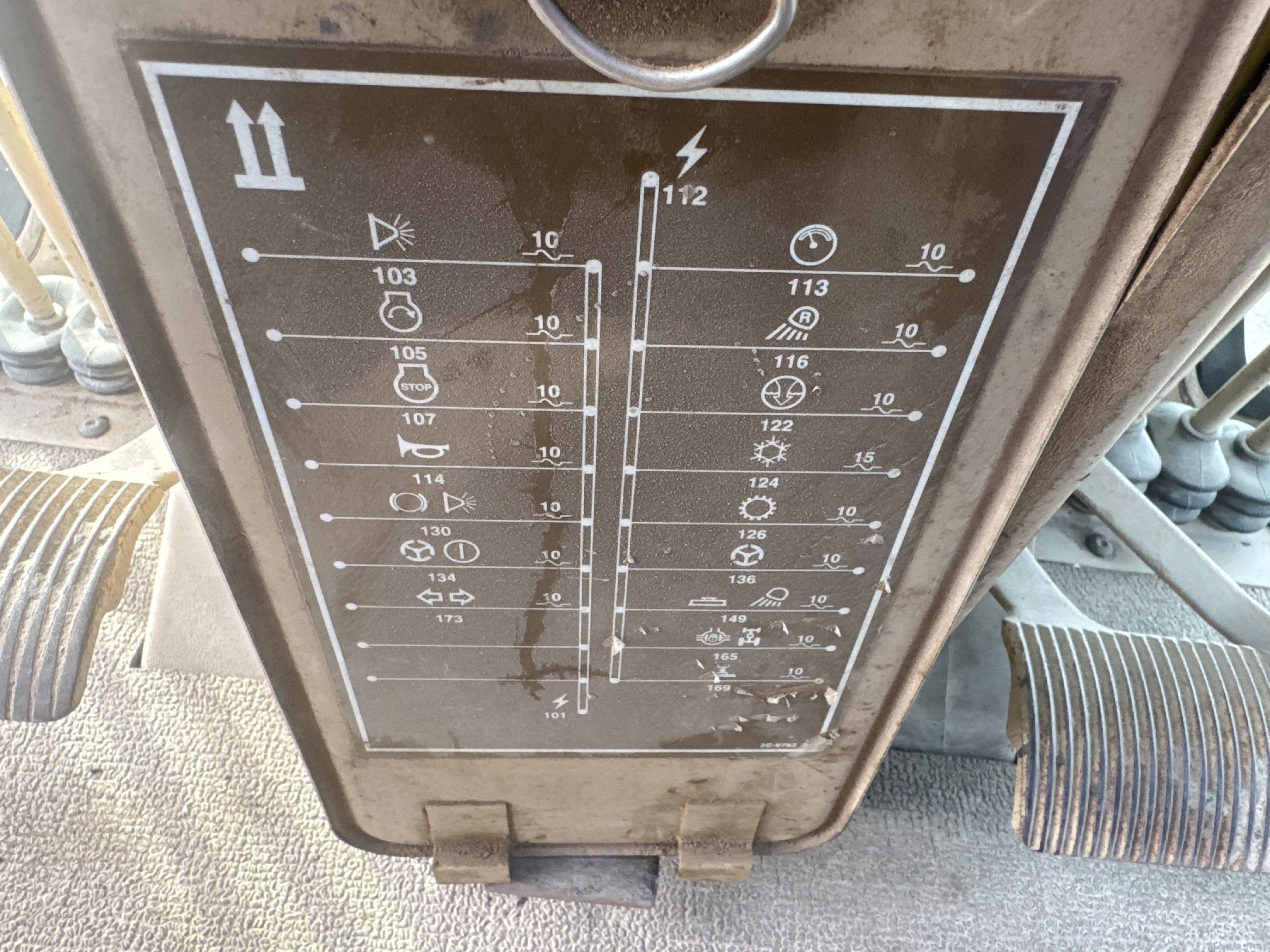 MGG-005-Cat-140H-Motor-graders-inspection-Electronics-Fuse-box-1