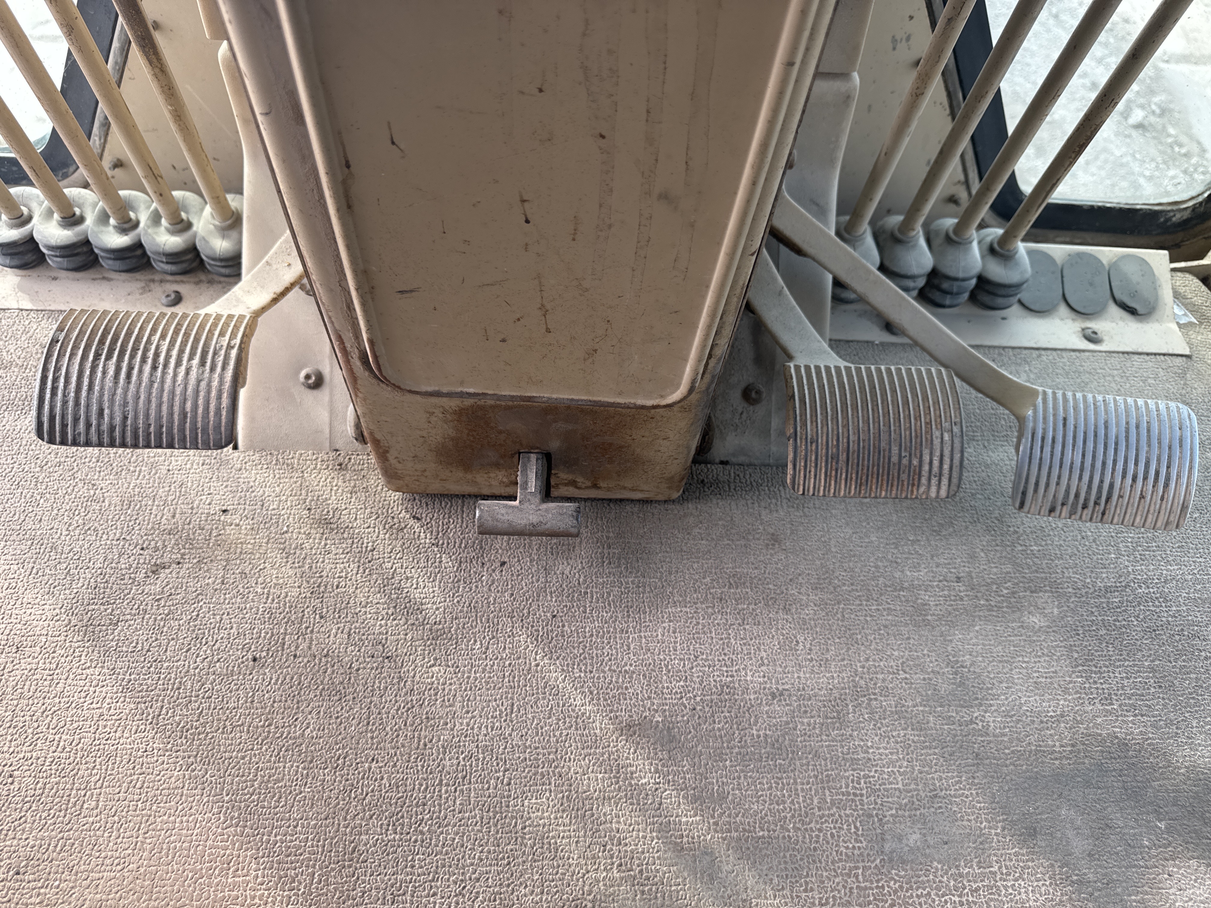 MGG-005-Cat-140H-Motor-graders-inspection-Cabin-Pedals-1