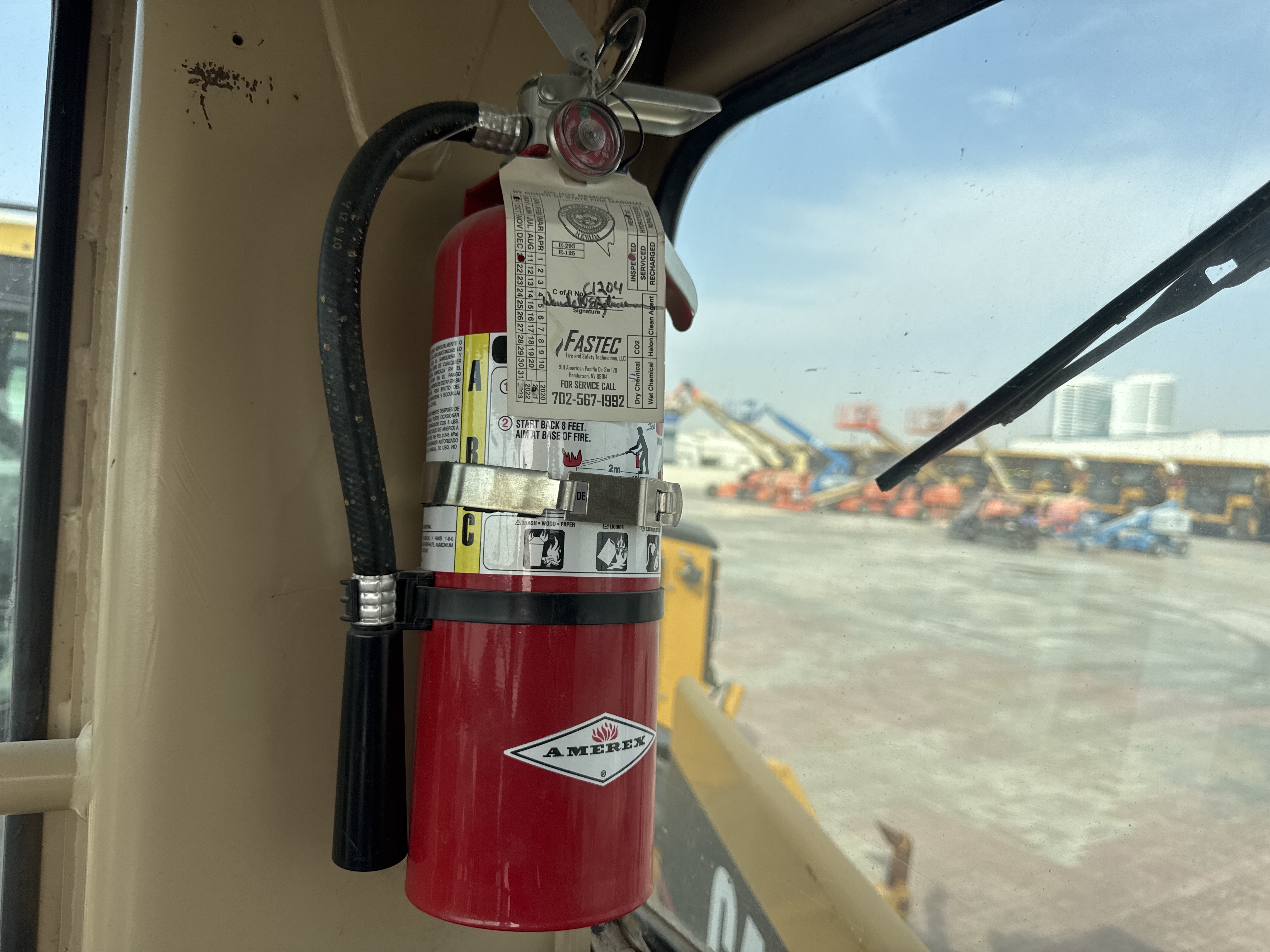 MGG-005-Cat-140H-Motor-graders-inspection-Safety-Fire-extinguisher-1