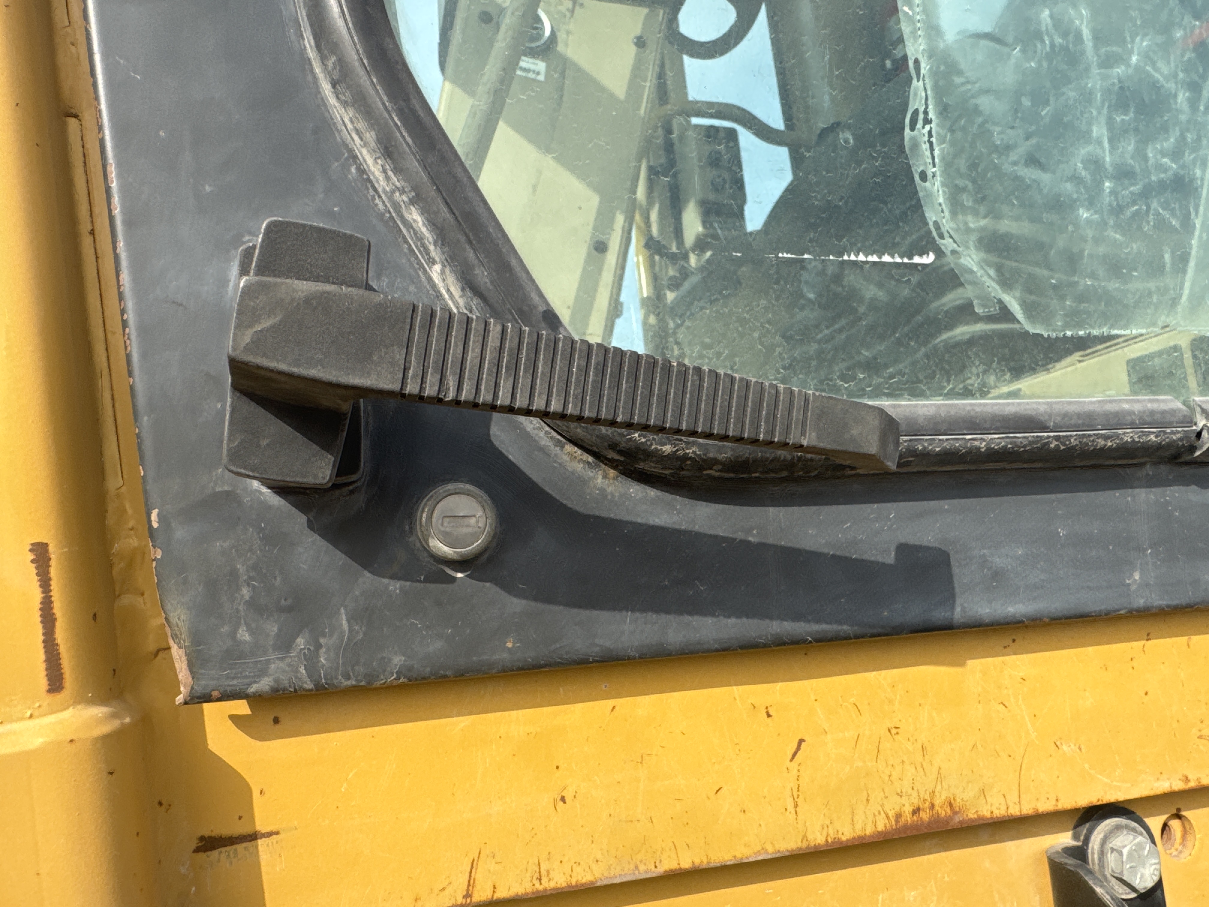 MGG-005-Cat-140H-Motor-graders-inspection-Cabin-Door-handles-1