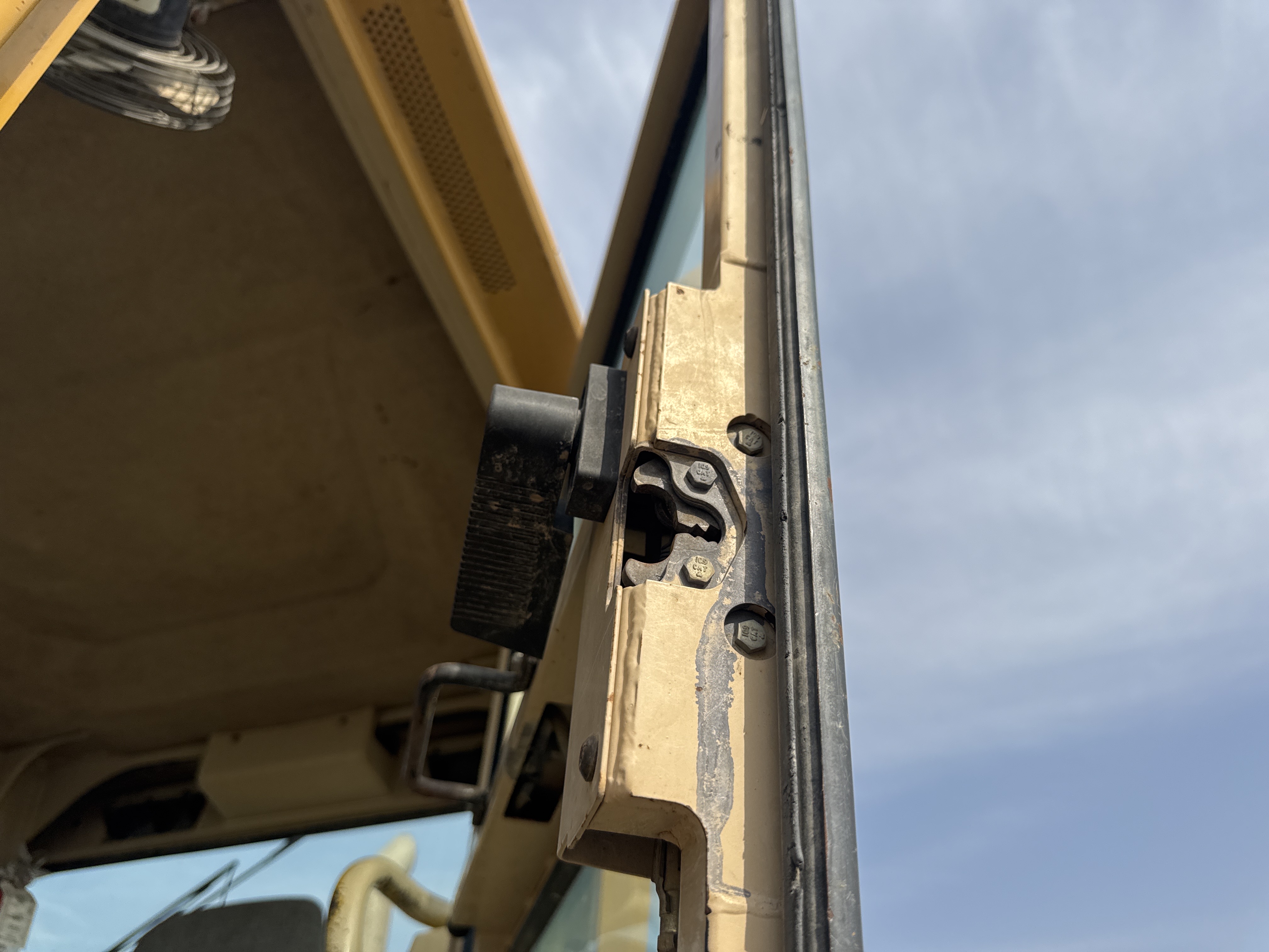 MGG-005-Cat-140H-Motor-graders-inspection-Cabin-Door-handles-1