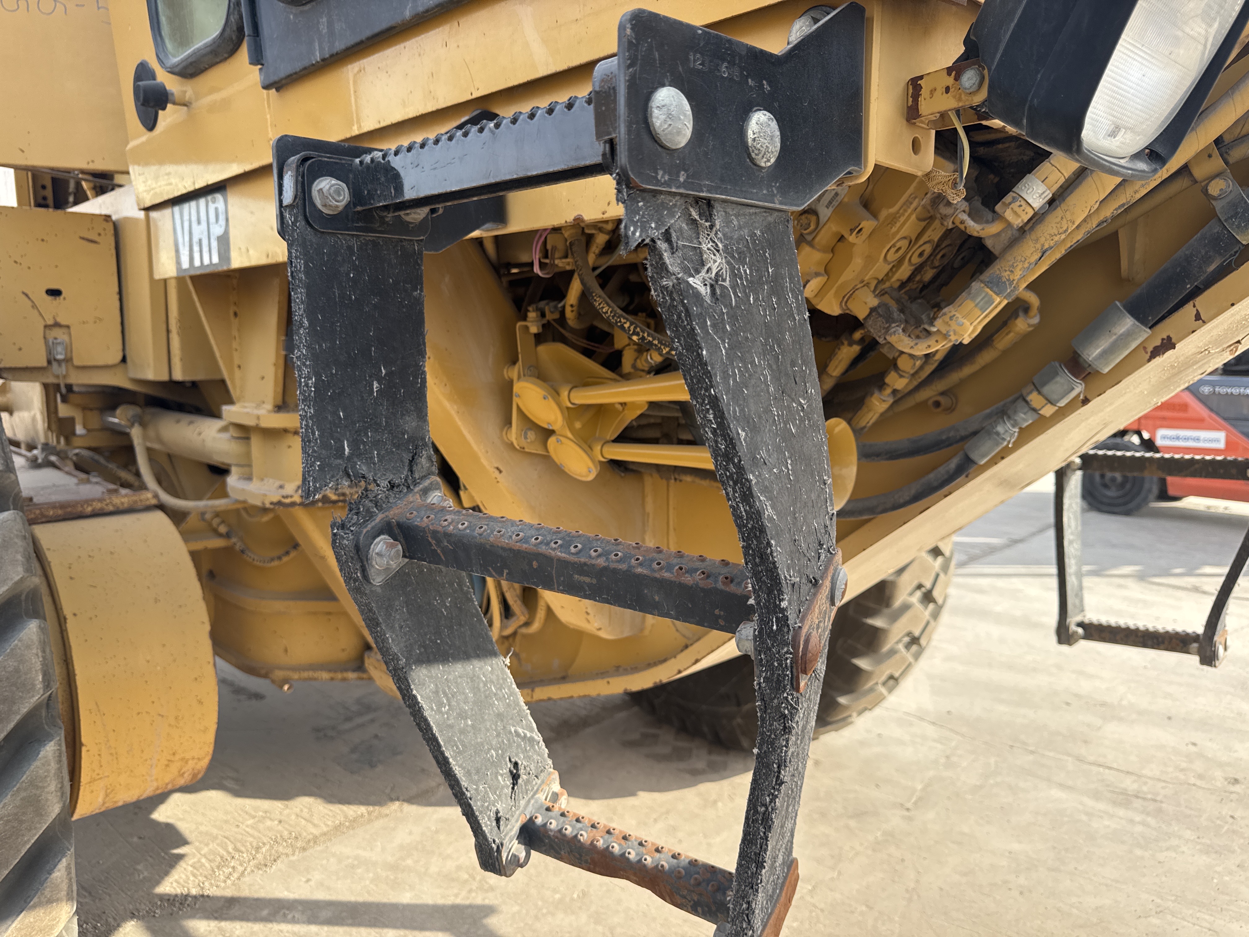 MGG-005-Cat-140H-Motor-graders-inspection-Structure-Steps/ladders-1