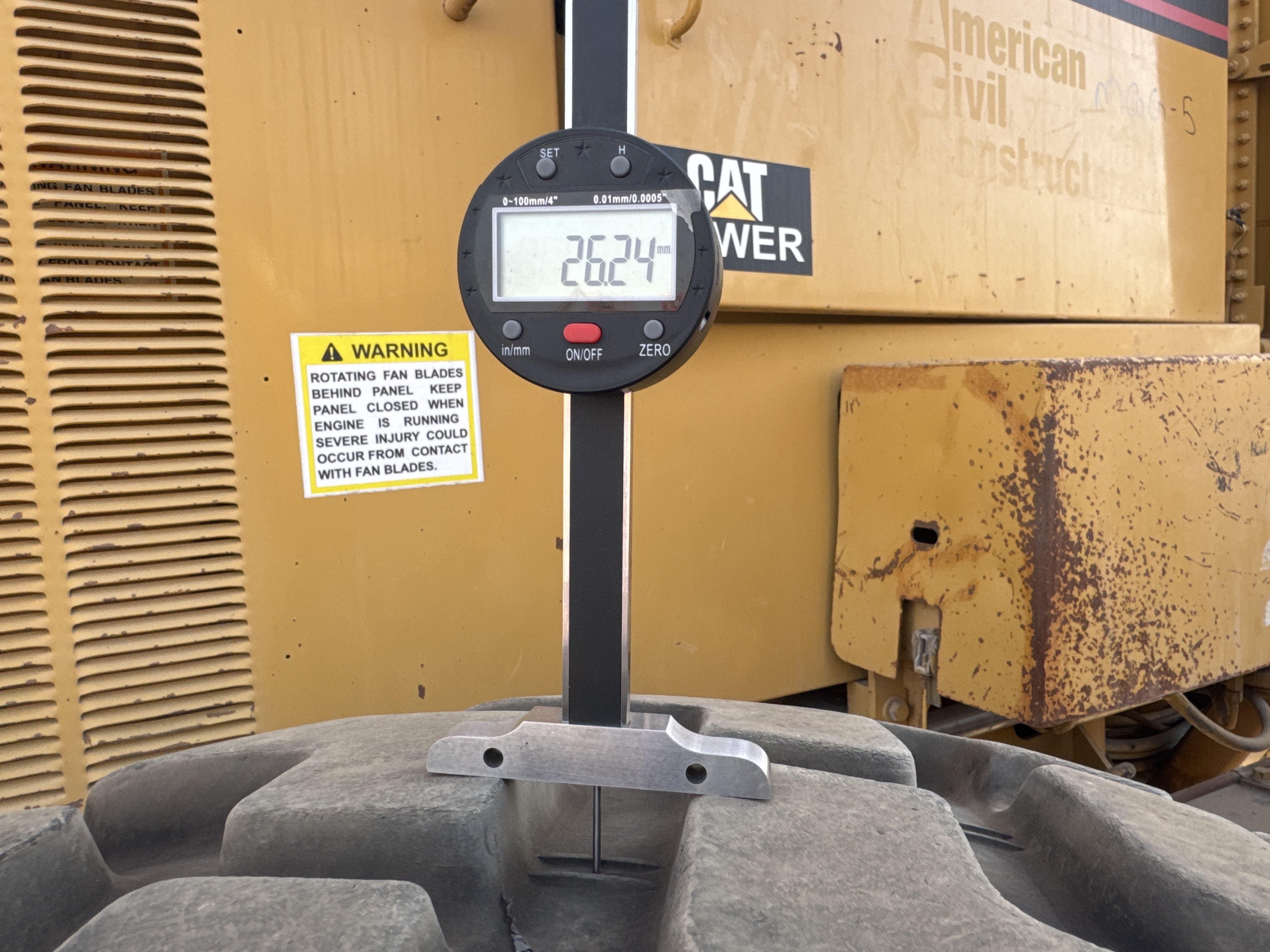 MGG-005-Cat-140H-Motor-graders-inspection-Chassis-Right-rear-tire---tread-depth-1
