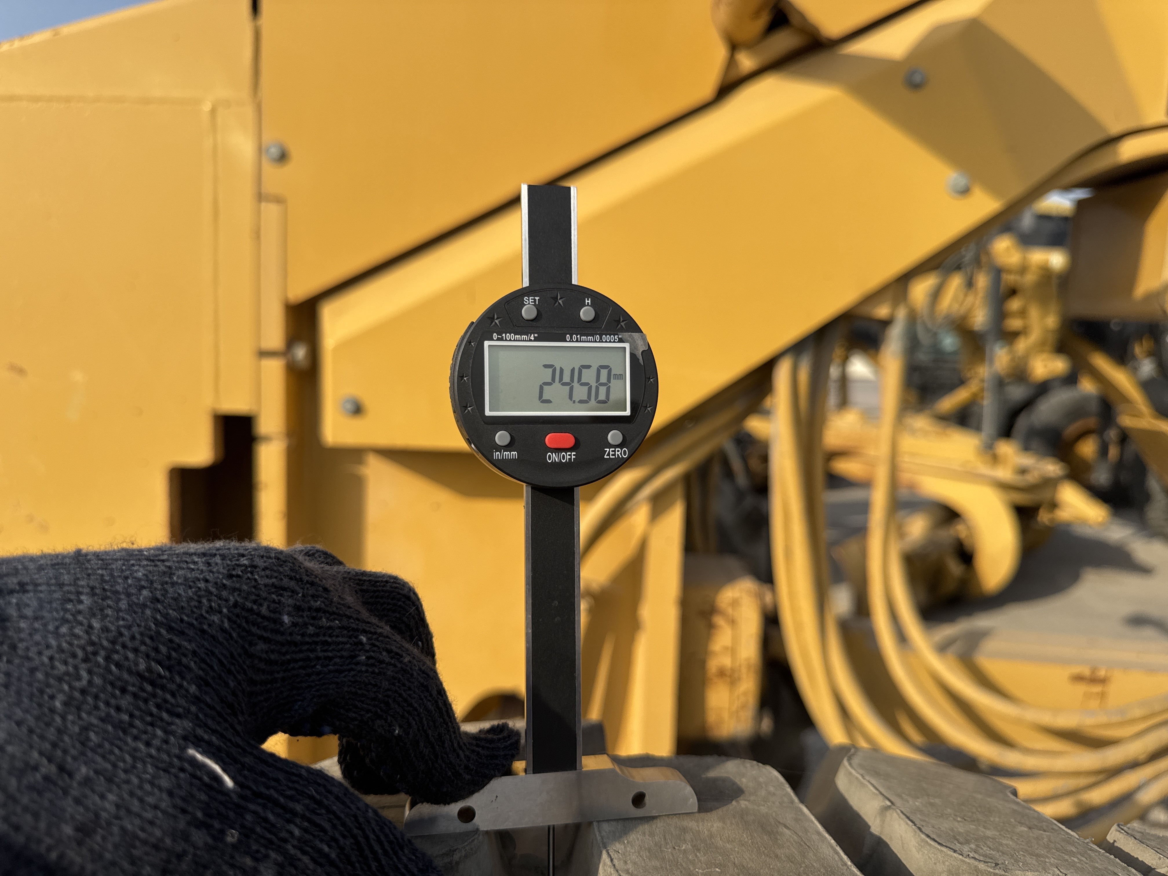 MGG-005-Cat-140H-Motor-graders-inspection-Chassis-Right-front-tire---tread-depth-1