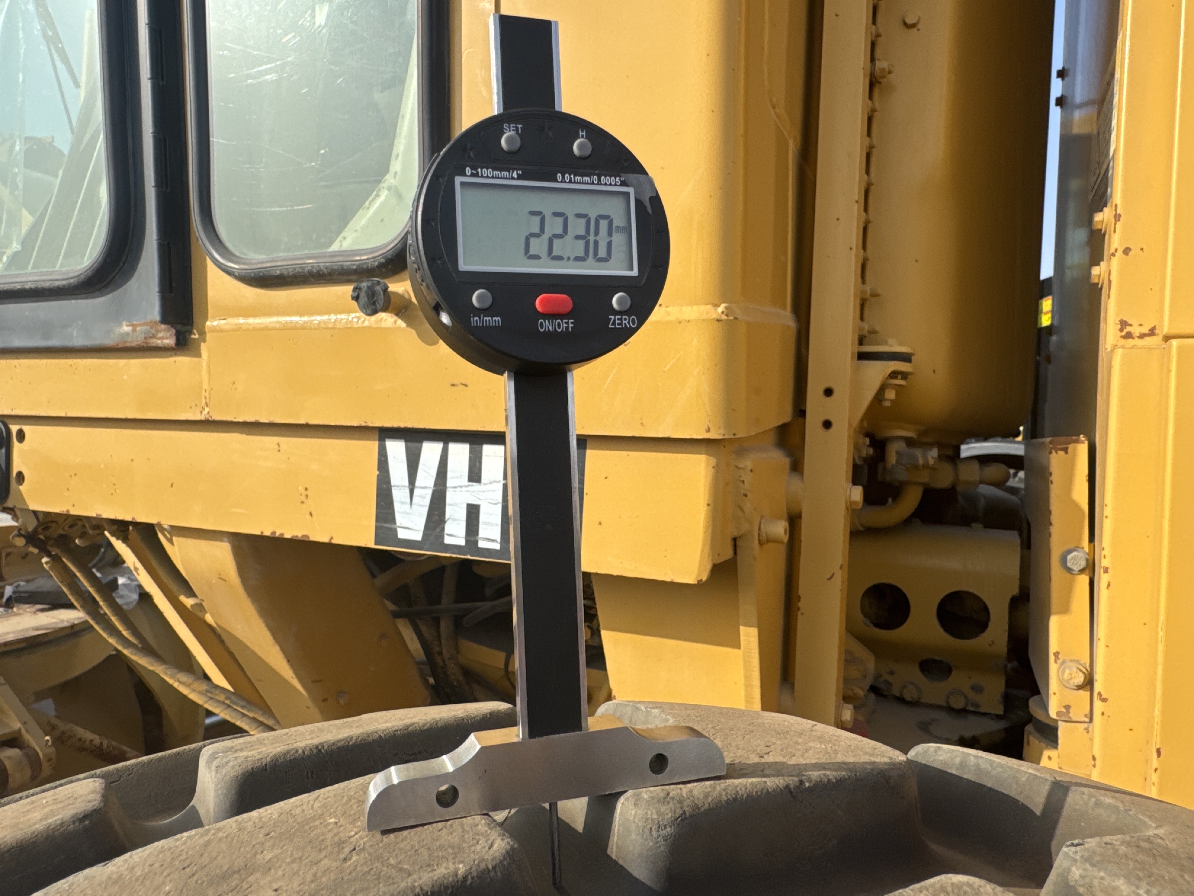 MGG-005-Cat-140H-Motor-graders-inspection-Chassis-Left-center-tire---tread-depth-1