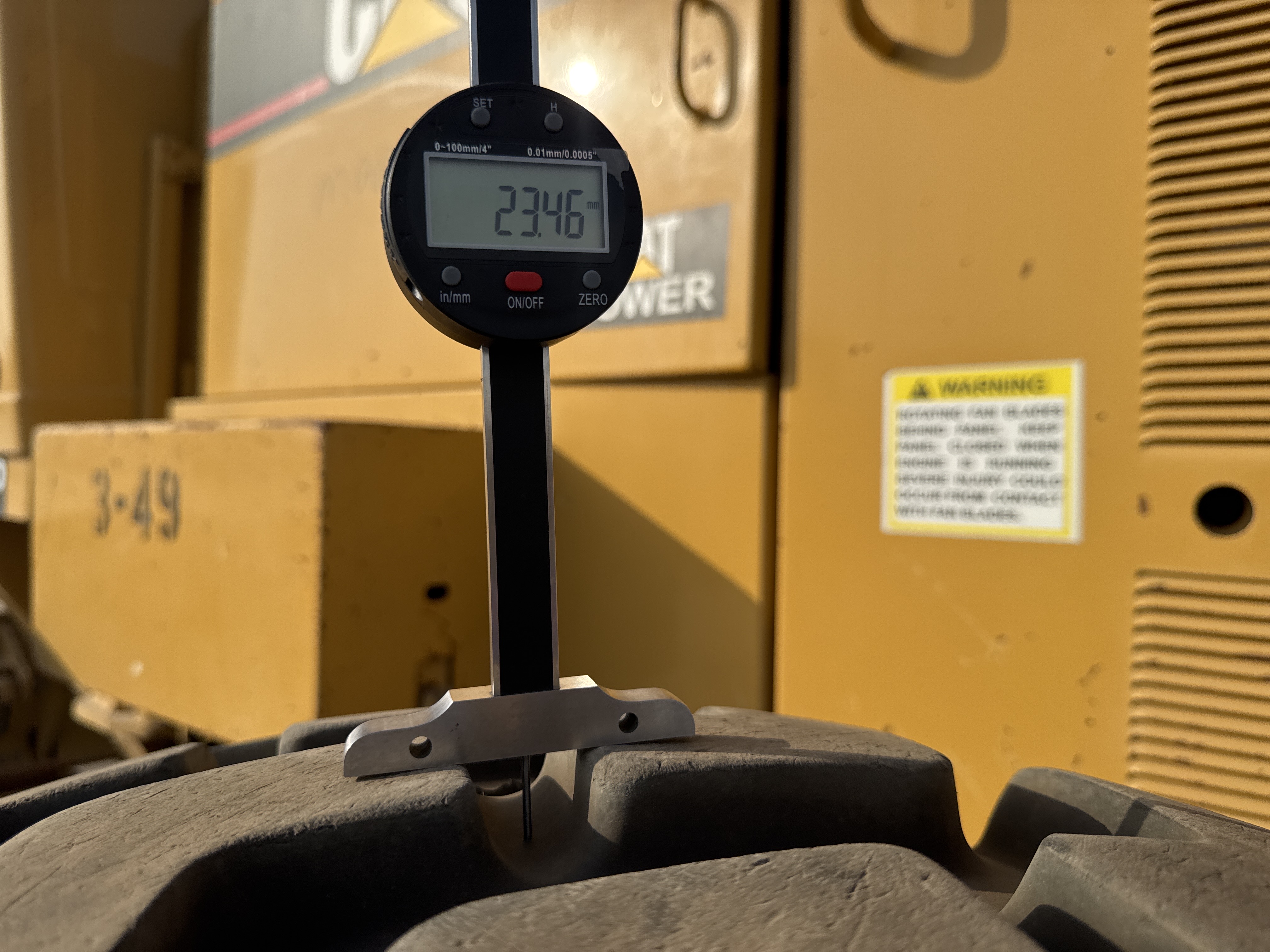 MGG-005-Cat-140H-Motor-graders-inspection-Chassis-Left-rear-tire---tread-depth-1