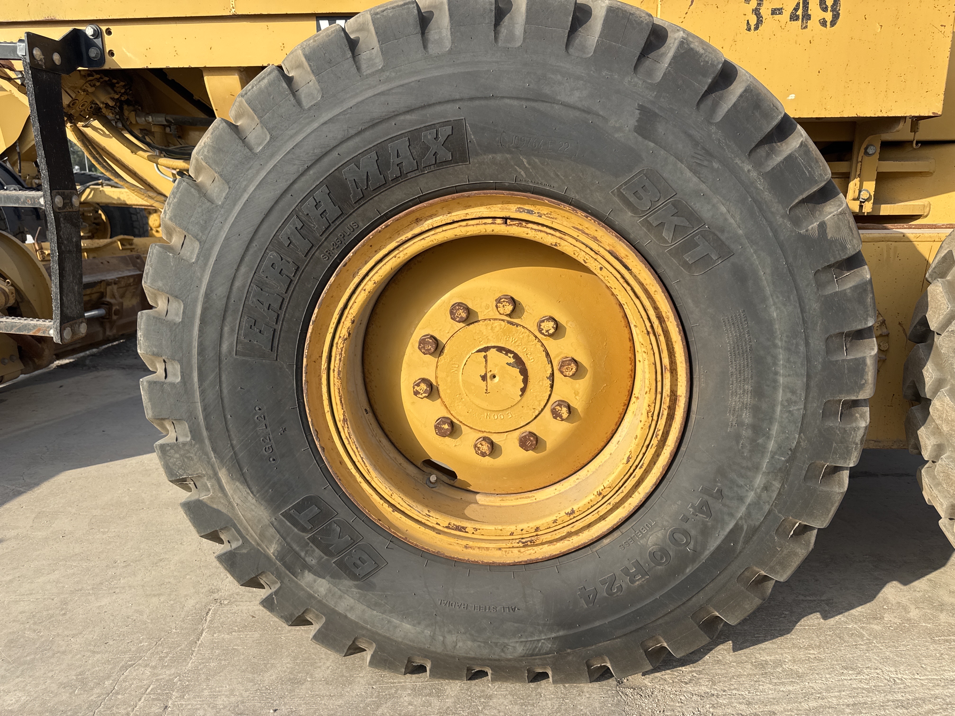 MGG-005-Cat-140H-Motor-graders-inspection-Chassis-Left-center-tire-/-wheel-hub---condition-1