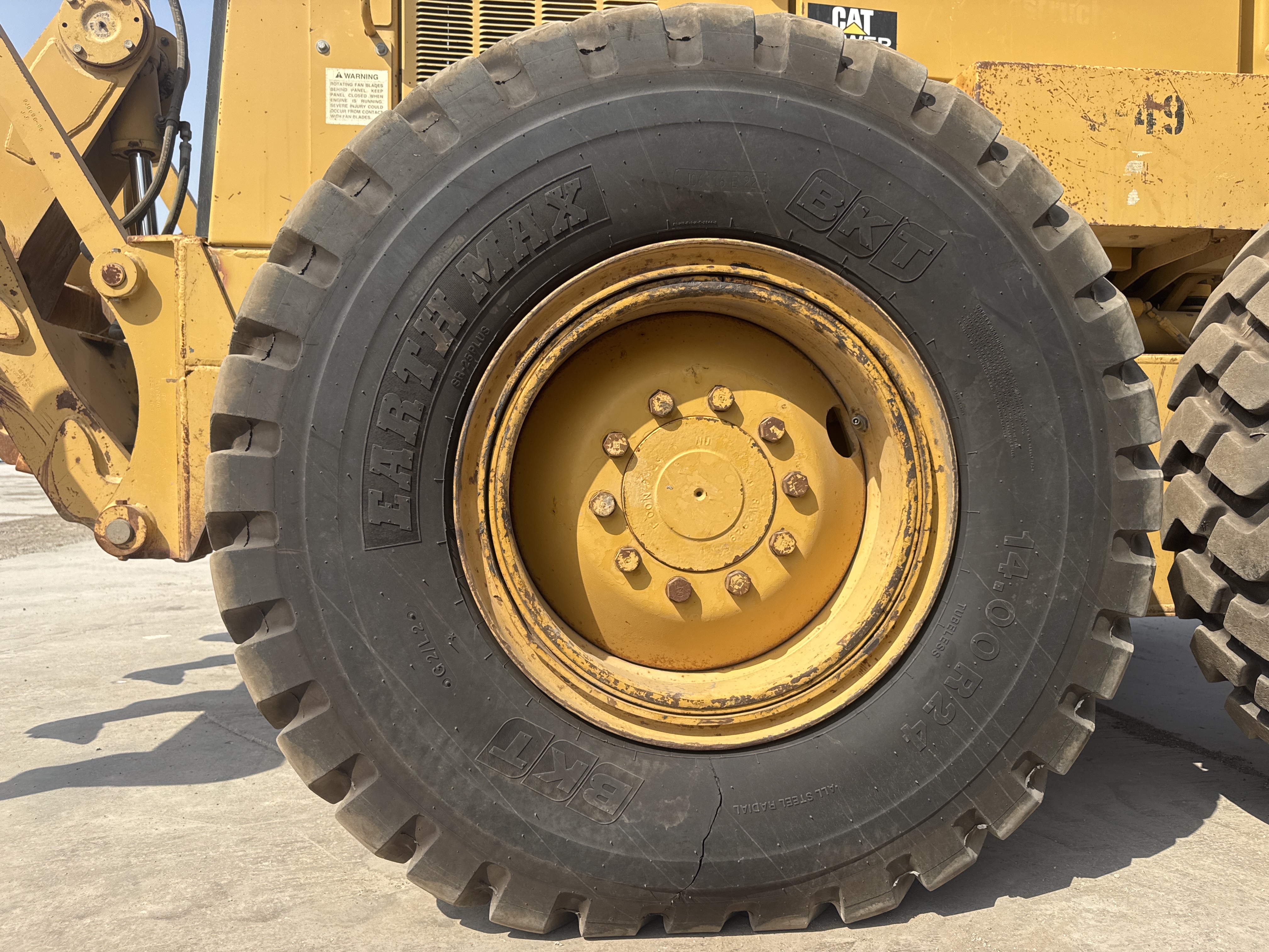 MGG-005-Cat-140H-Motor-graders-inspection-Chassis-Right-rear-tire-/-wheel-hub---condition-1