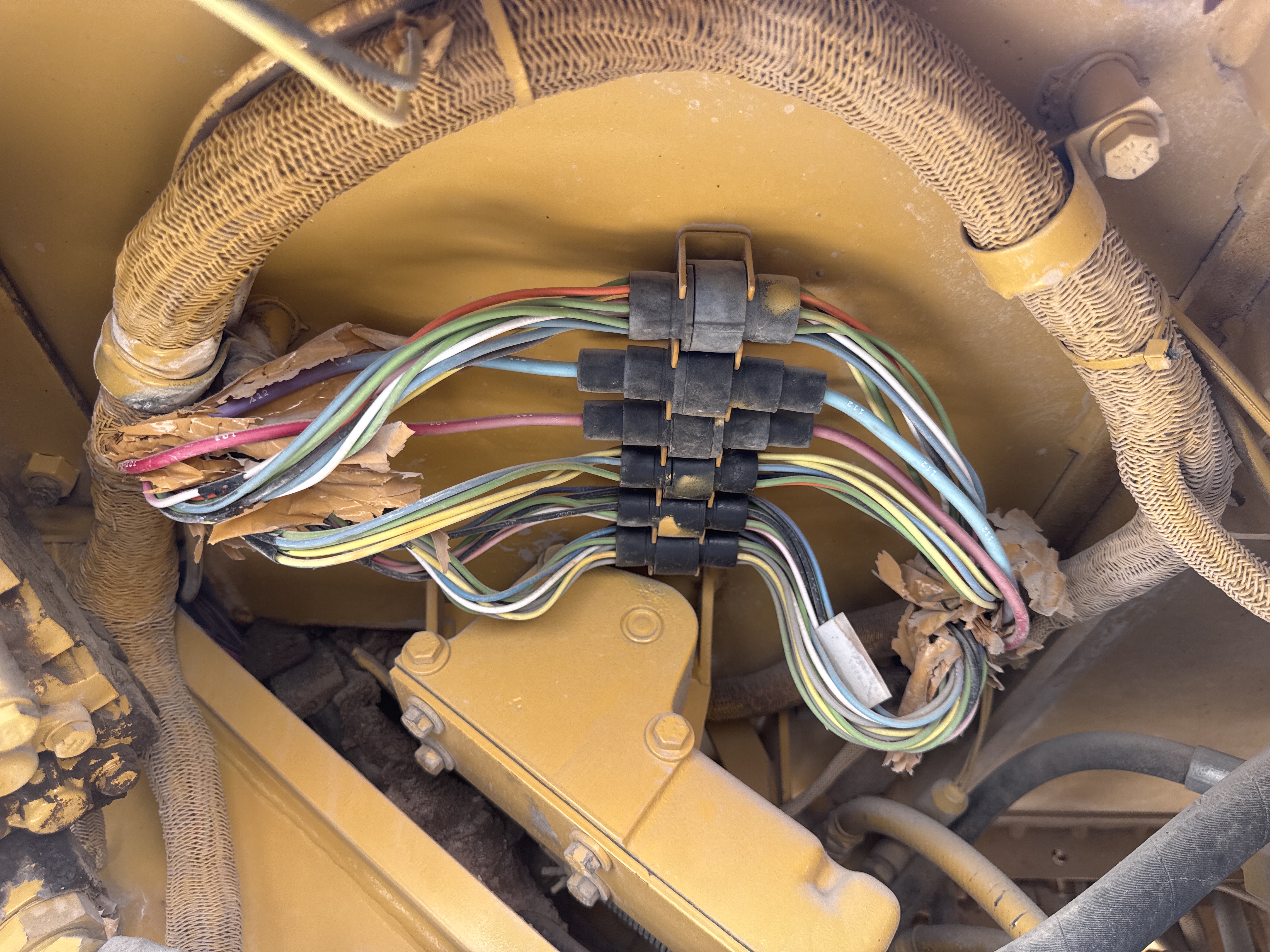 MGG-005-Cat-140H-Motor-graders-inspection-Electronics-Main-harness-1