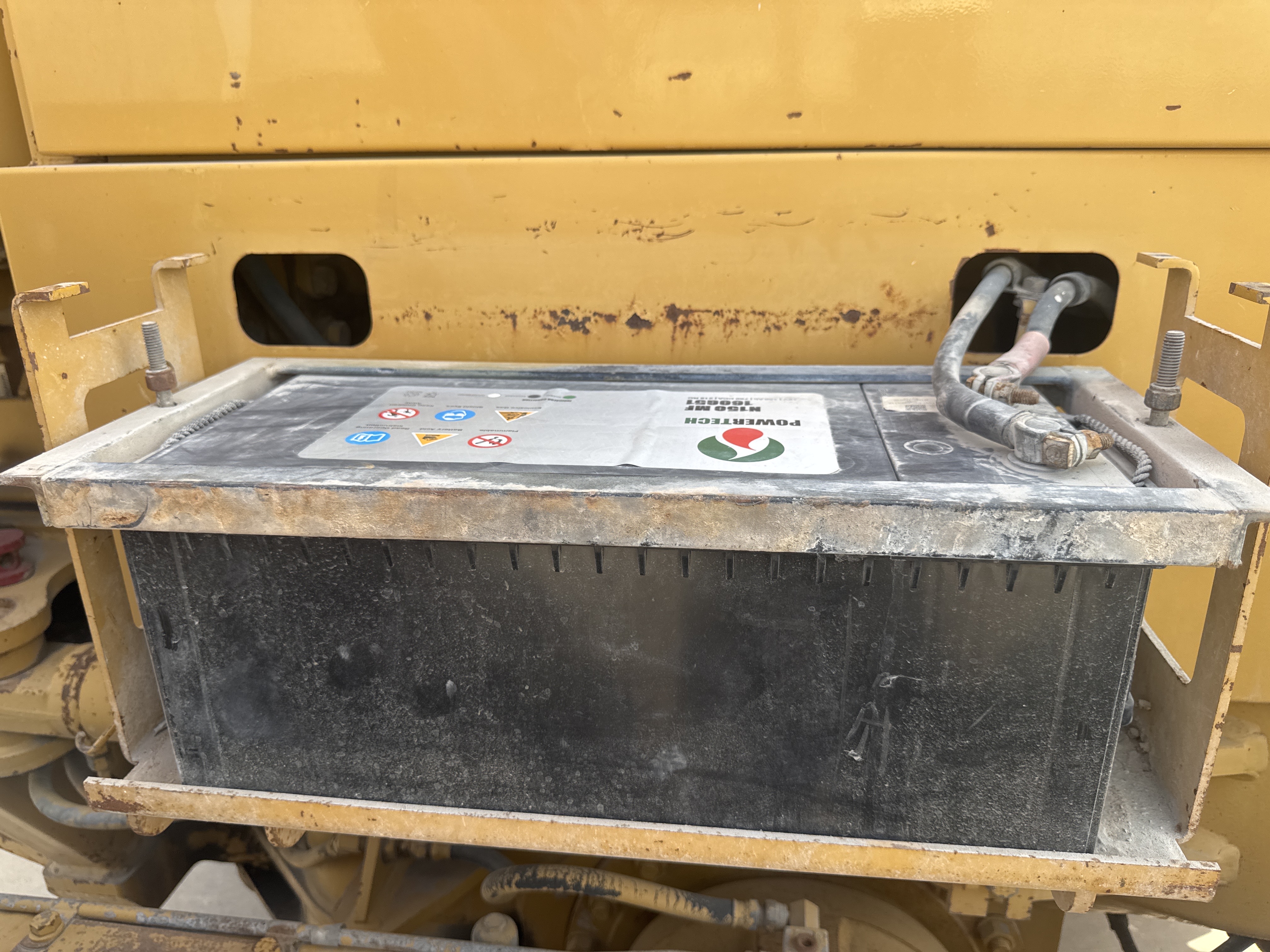 MGG-005-Cat-140H-Motor-graders-inspection-Electronics-Battery-1