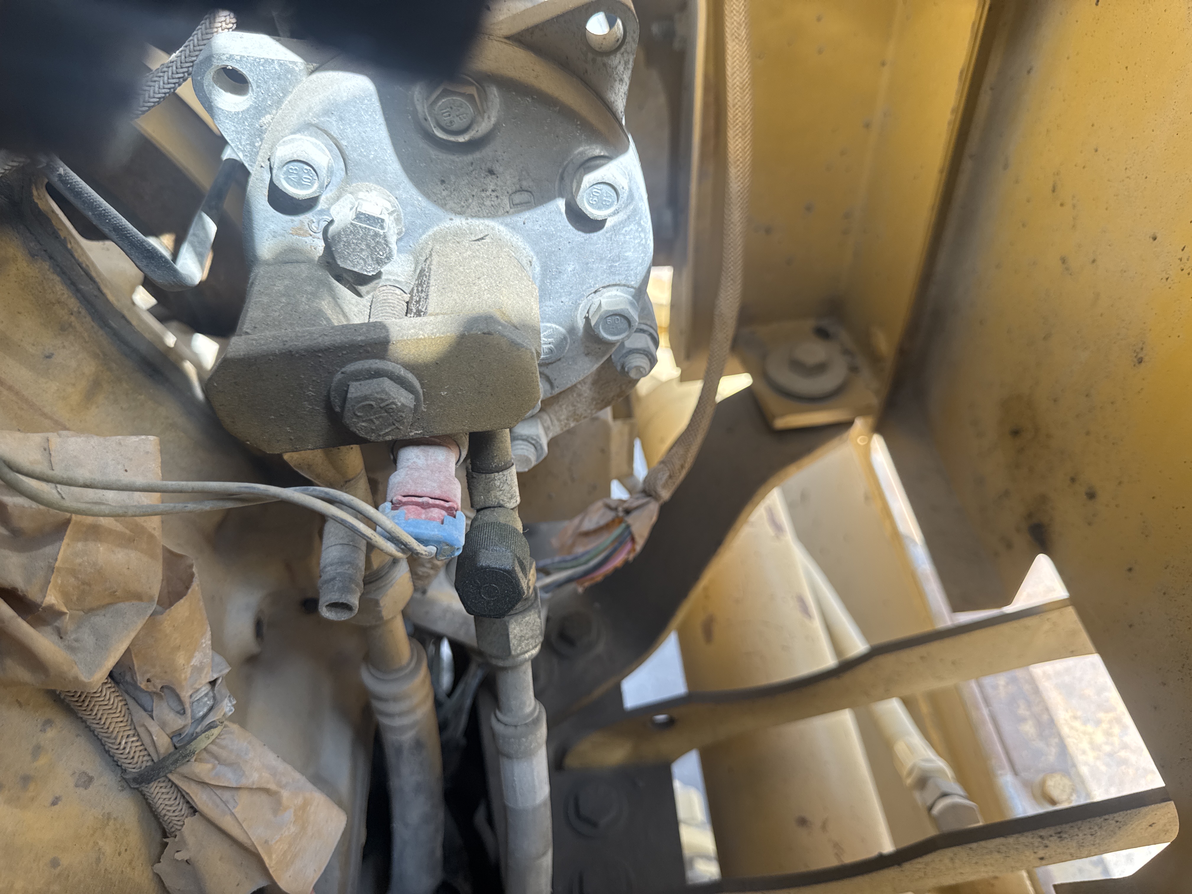 MGG-005-Cat-140H-Motor-graders-inspection-Air-conditioning-A/C-compressor-1