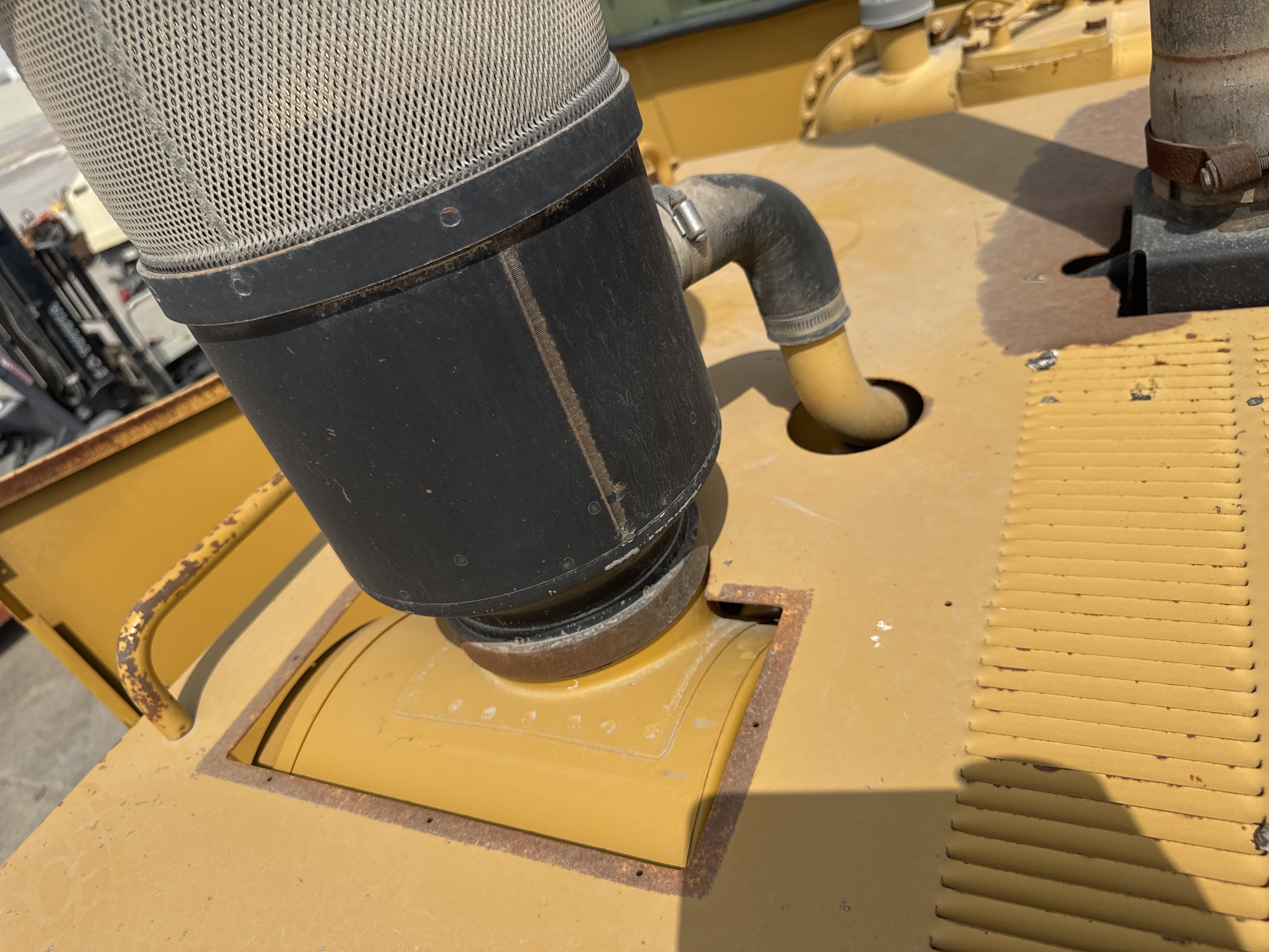 MGG-005-Cat-140H-Motor-graders-inspection-Engine-Air-intake-system-1